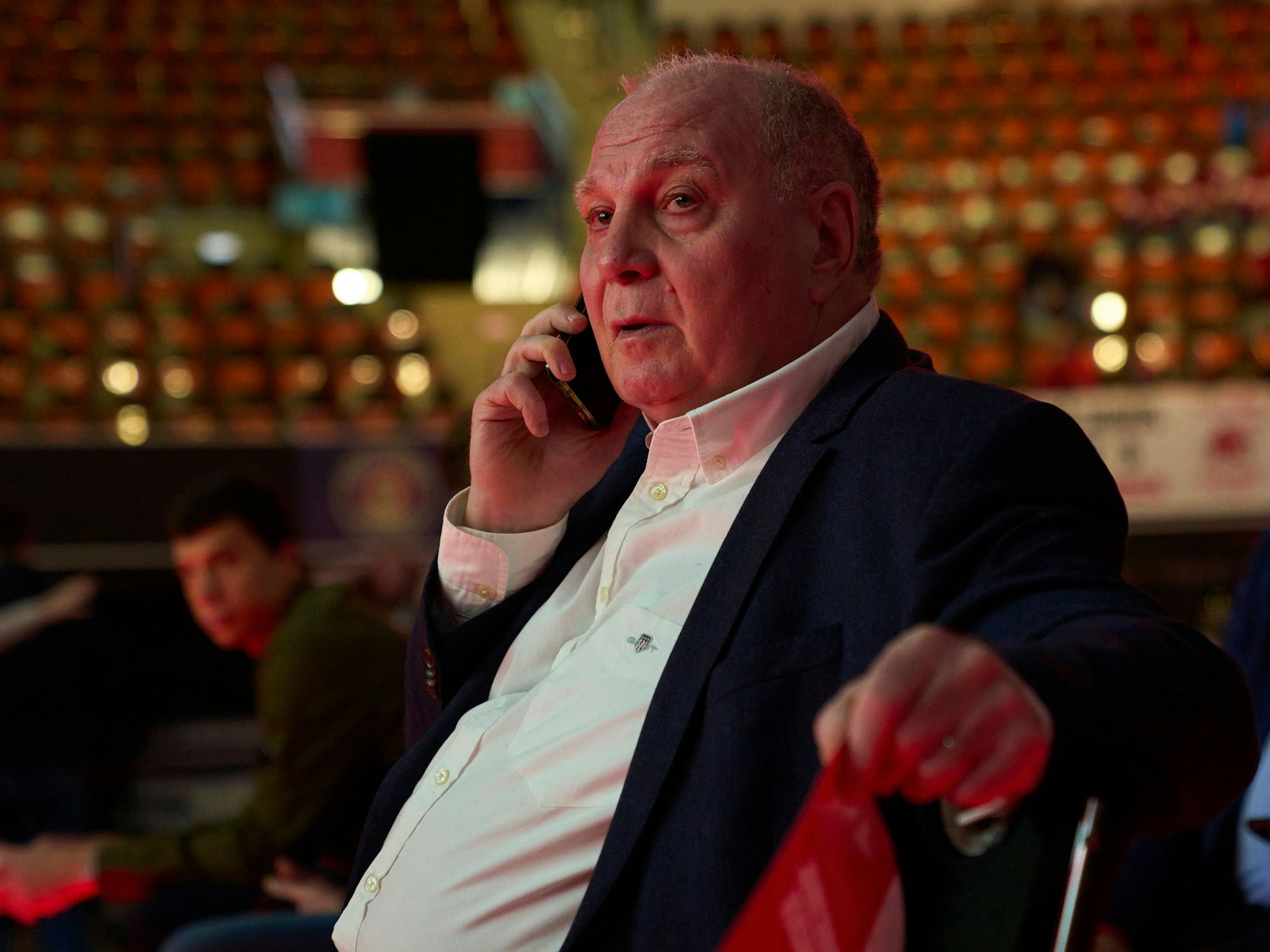 Uli Hoeneß am Telefonieren.