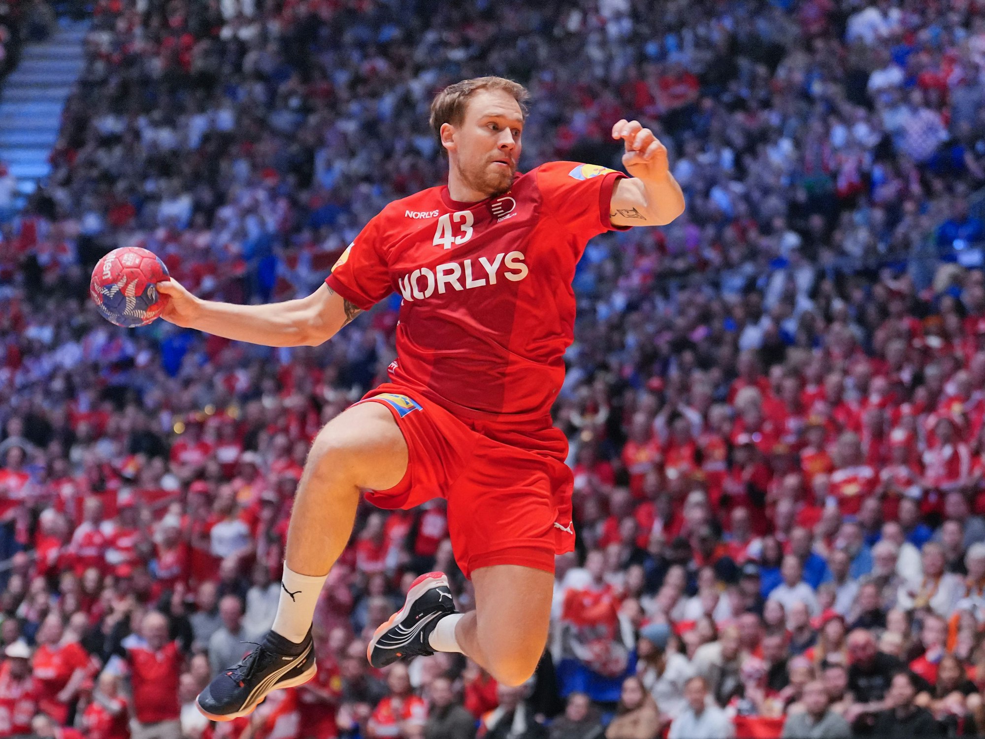 Dänemarks Simon Pytlick springt hoch und wirft ein Tor.