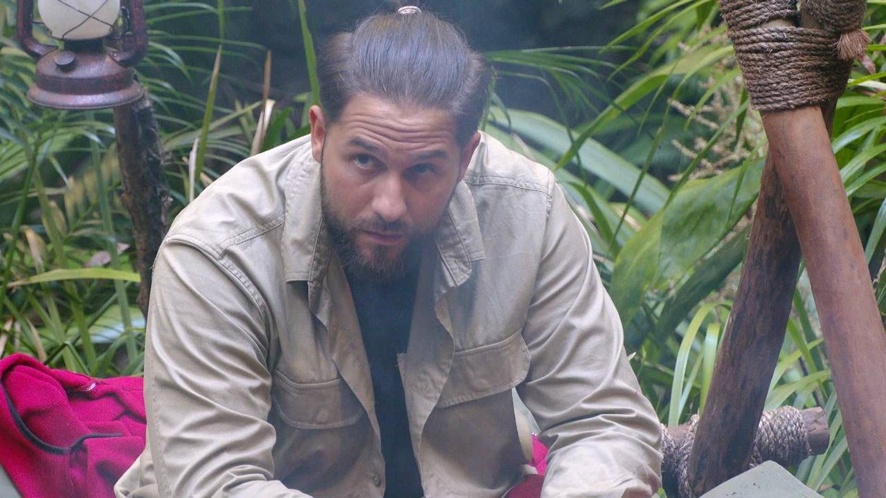 Maurice Dziwak sitzt am Lagerfeuer.