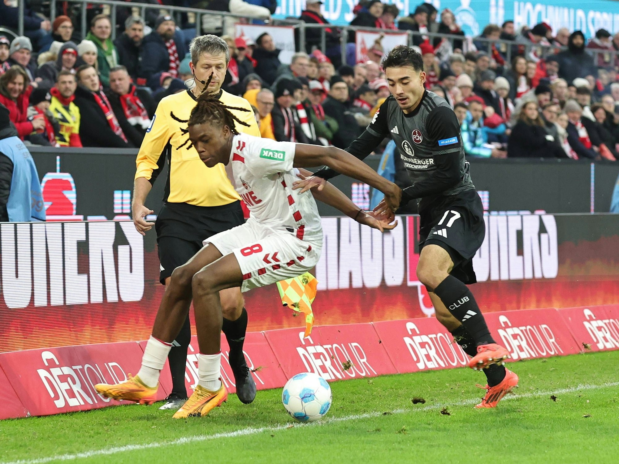 Elias Bakatukanda und Jens Castrop im Zweikampf.