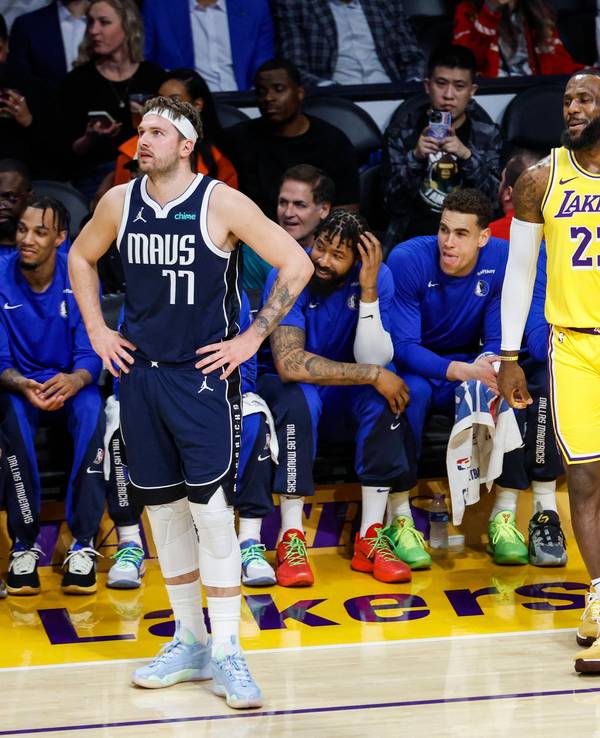 Luka Doncic steht im Trikot der Dallas Mavericks neben LeBron James im Dress der Los Angeles Lakers.