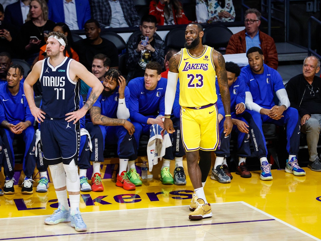Luka Doncic steht im Trikot der Dallas Mavericks neben LeBron James im Dress der Los Angeles Lakers.