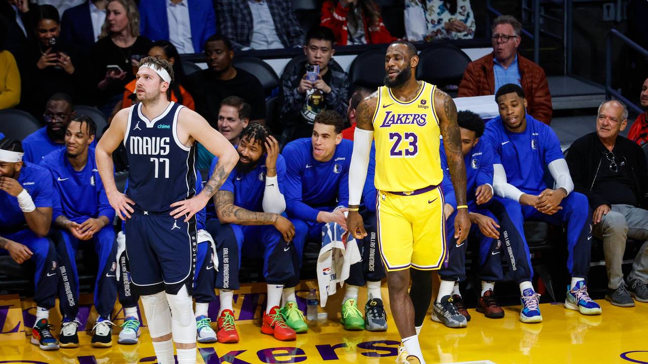 Luka Doncic steht im Trikot der Dallas Mavericks neben LeBron James im Dress der Los Angeles Lakers.