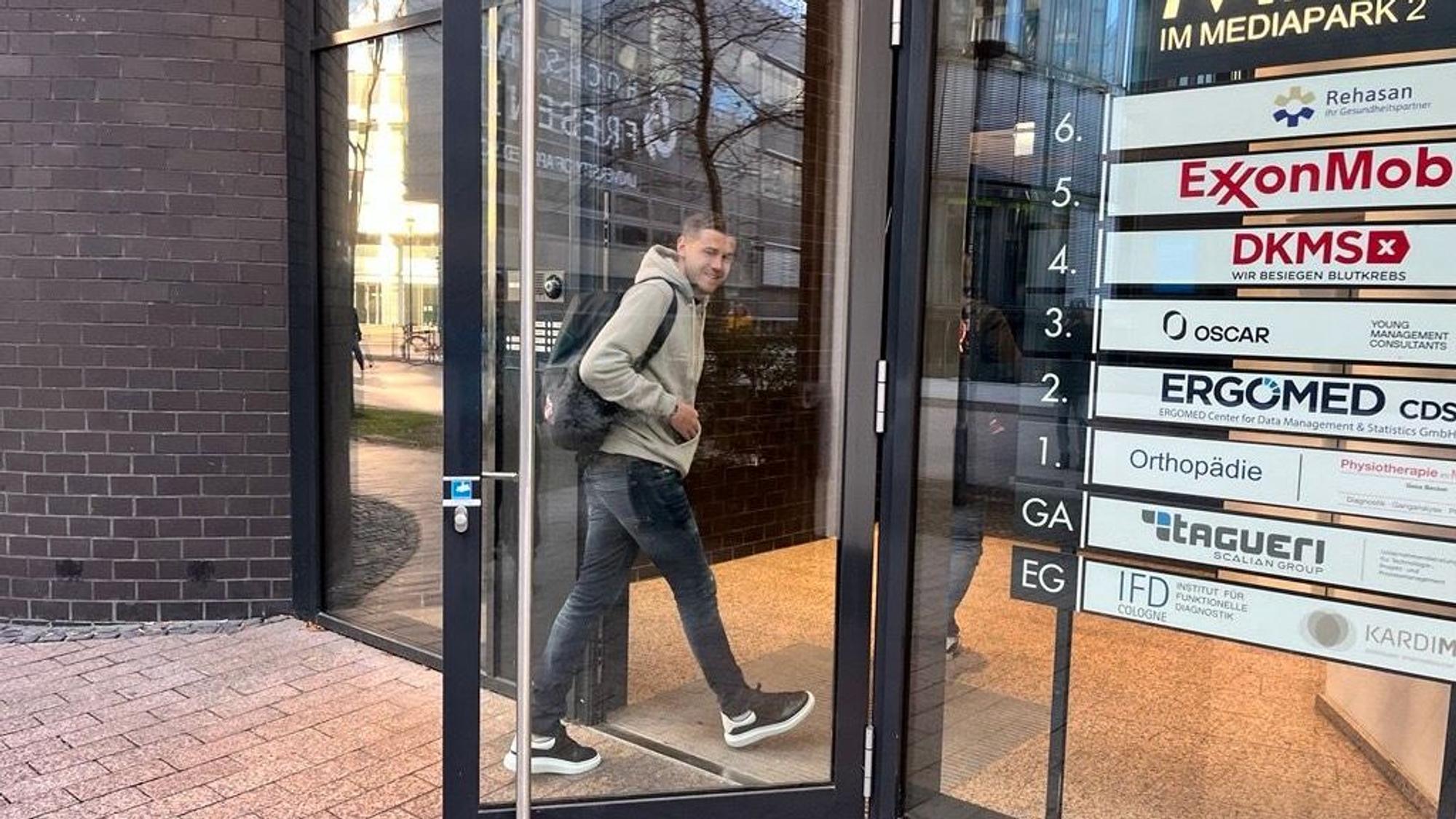 Der neue FC-Stürmer Imad Rondic vor der Mediapark-Klinik in Köln auf dem Weg zum Medizincheck.