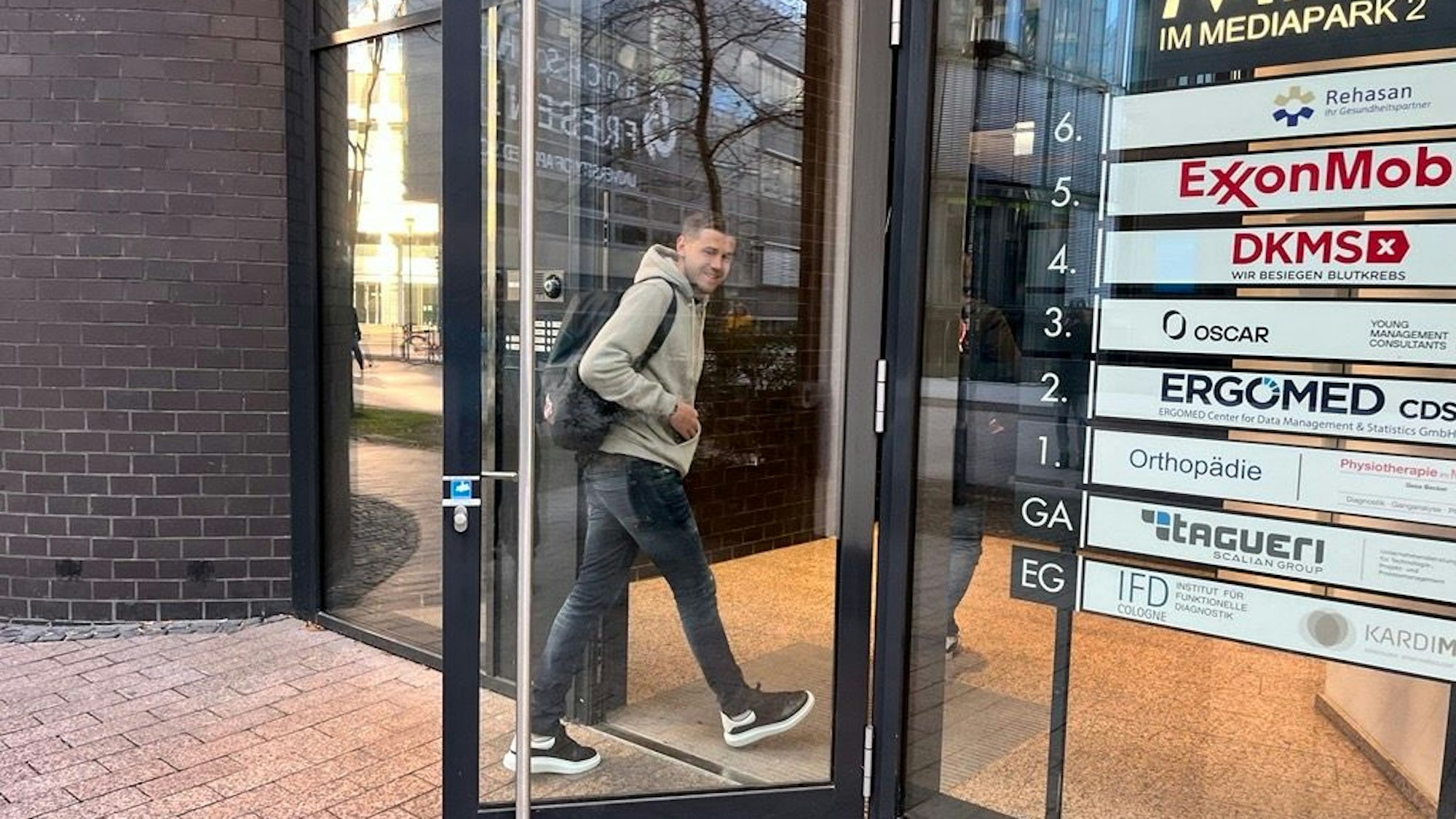 Der neue FC-Stürmer Imad Rondic vor der Mediapark-Klinik in Köln auf dem Weg zum Medizincheck.