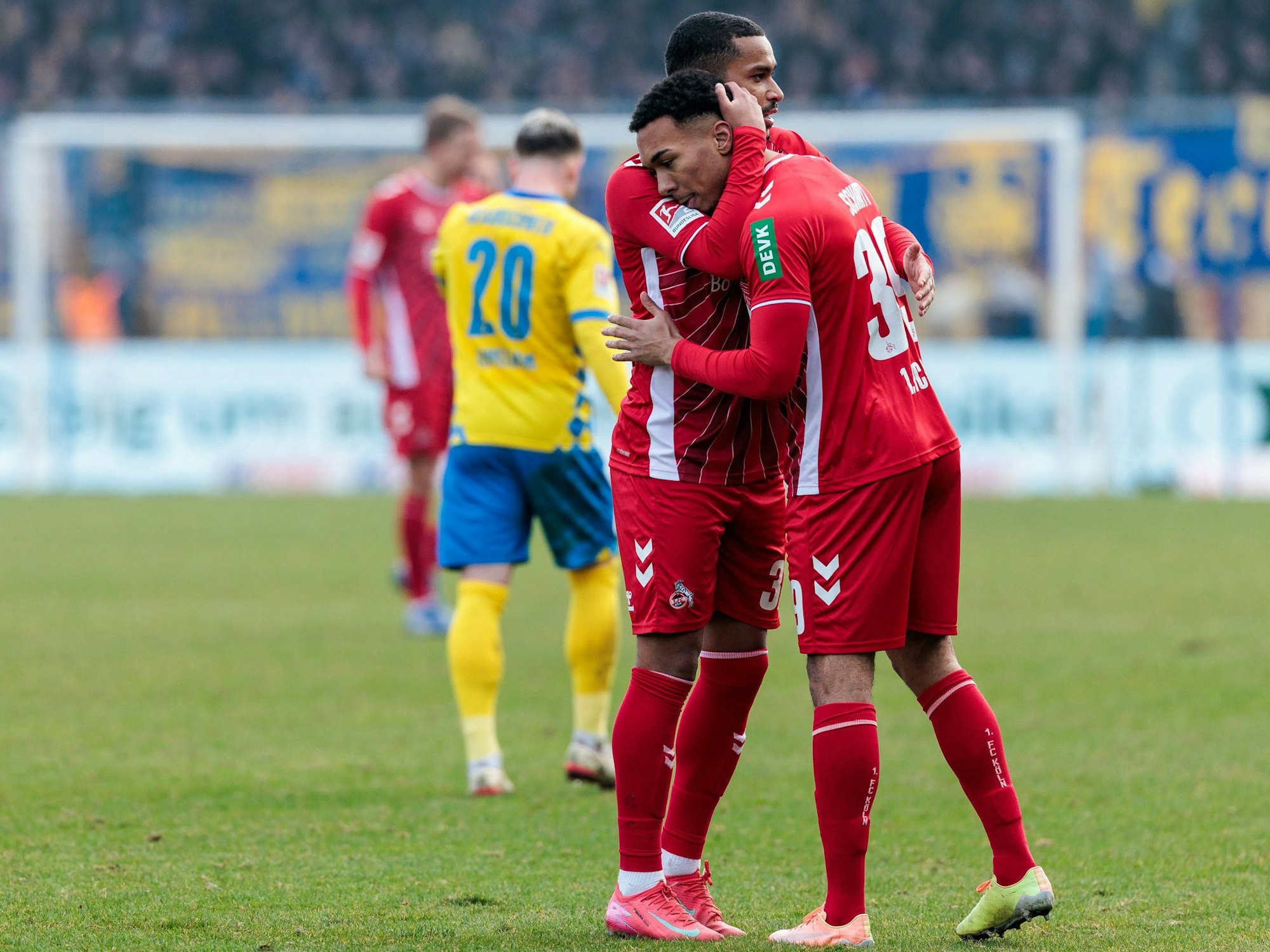 Linton Maina umarmt Oliver Schmitt.