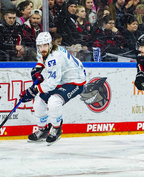 Mannheims Ryan MacInnis (l.) mit dem Puck in Aktion.