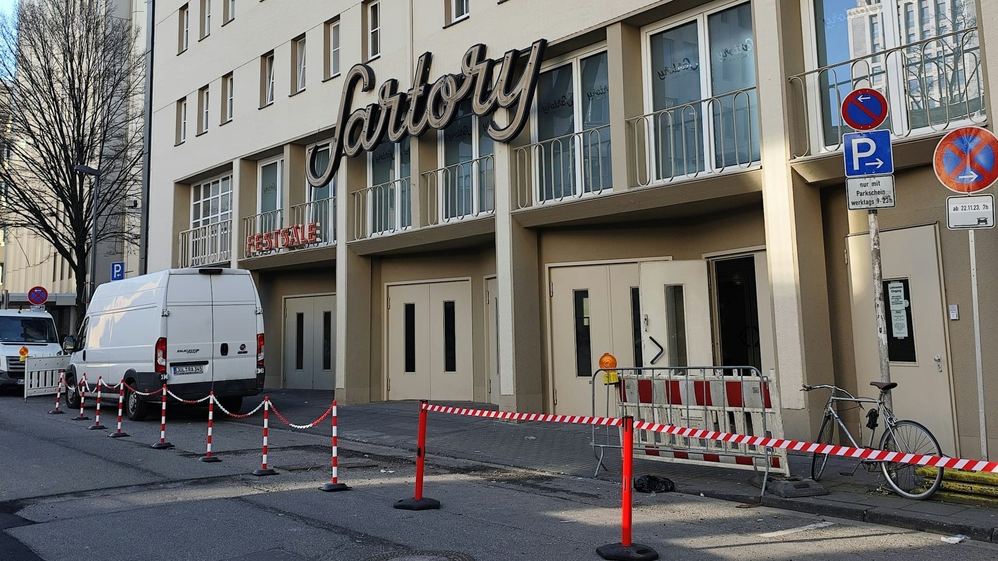 Parkplätze hinter dem Sartory-Saal.