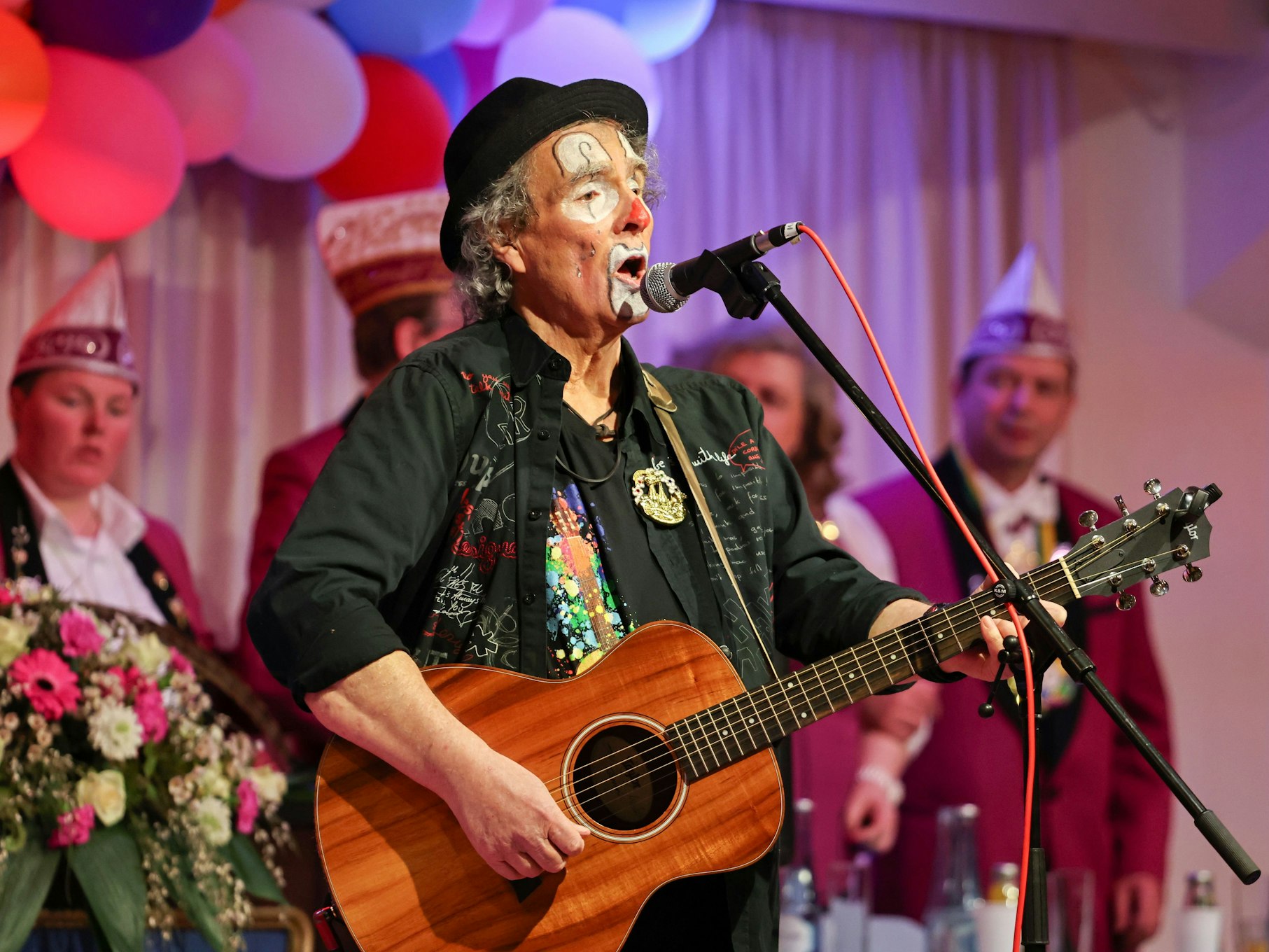 Peter Horn steht mit seiner Gitarre auf der Bühne.