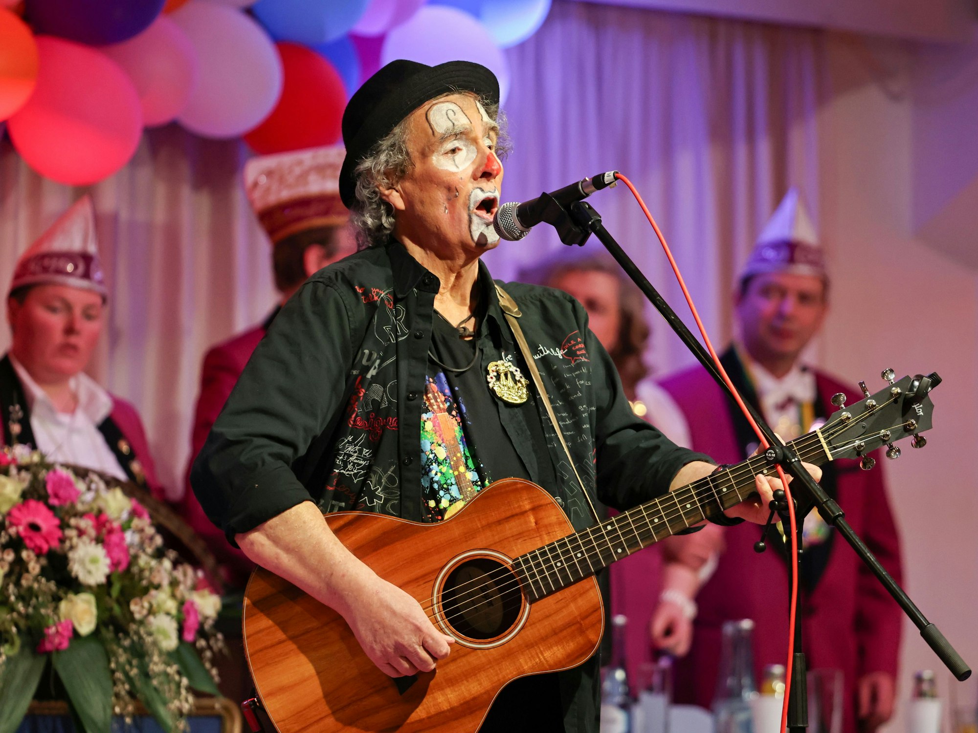 Peter Horn steht mit seiner Gitarre auf der Bühne.