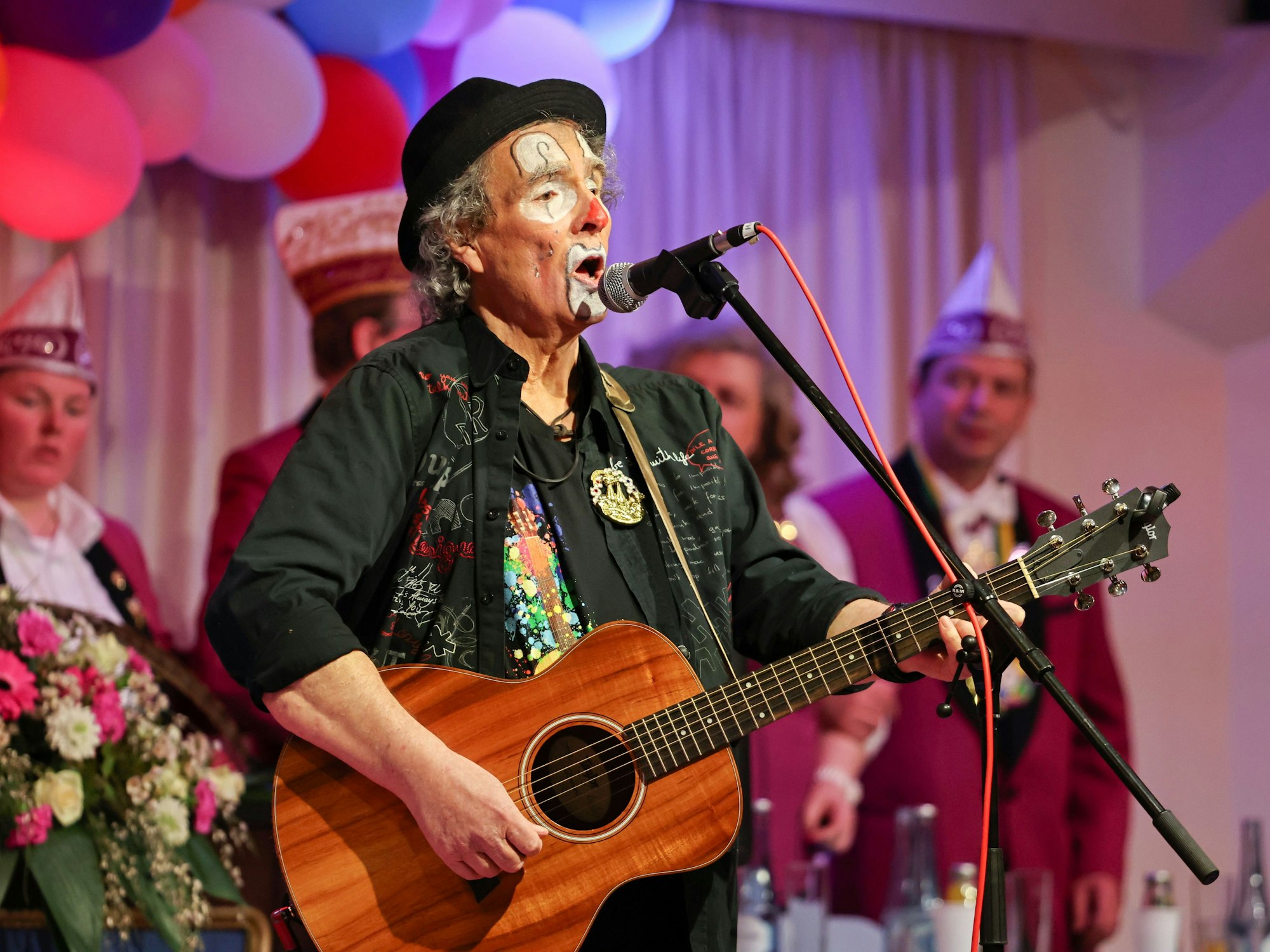 Peter Horn singt auf der Bühne.
