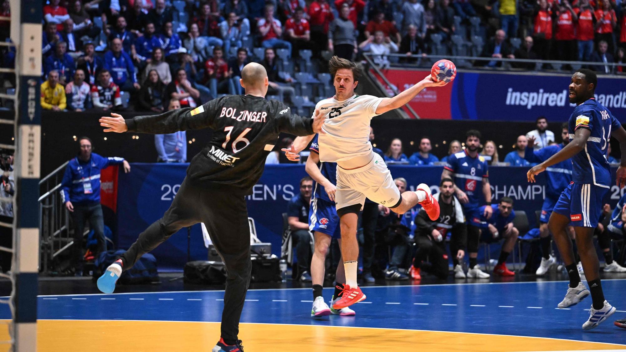 Frankreich-Keeper Charles Bolzinger (l.) versucht einen Abschluss zu blocken.