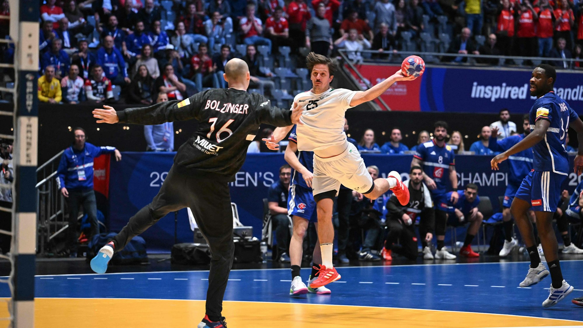 Frankreich-Keeper Charles Bolzinger (l.) versucht einen Abschluss zu blocken.