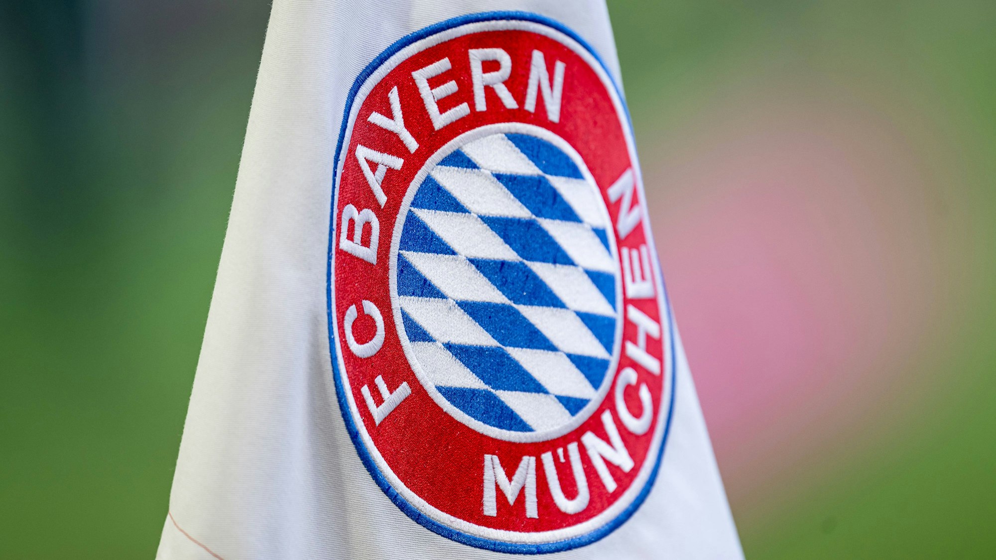 Eine Eckfahne mit dem Logo des FC Bayern München darauf.