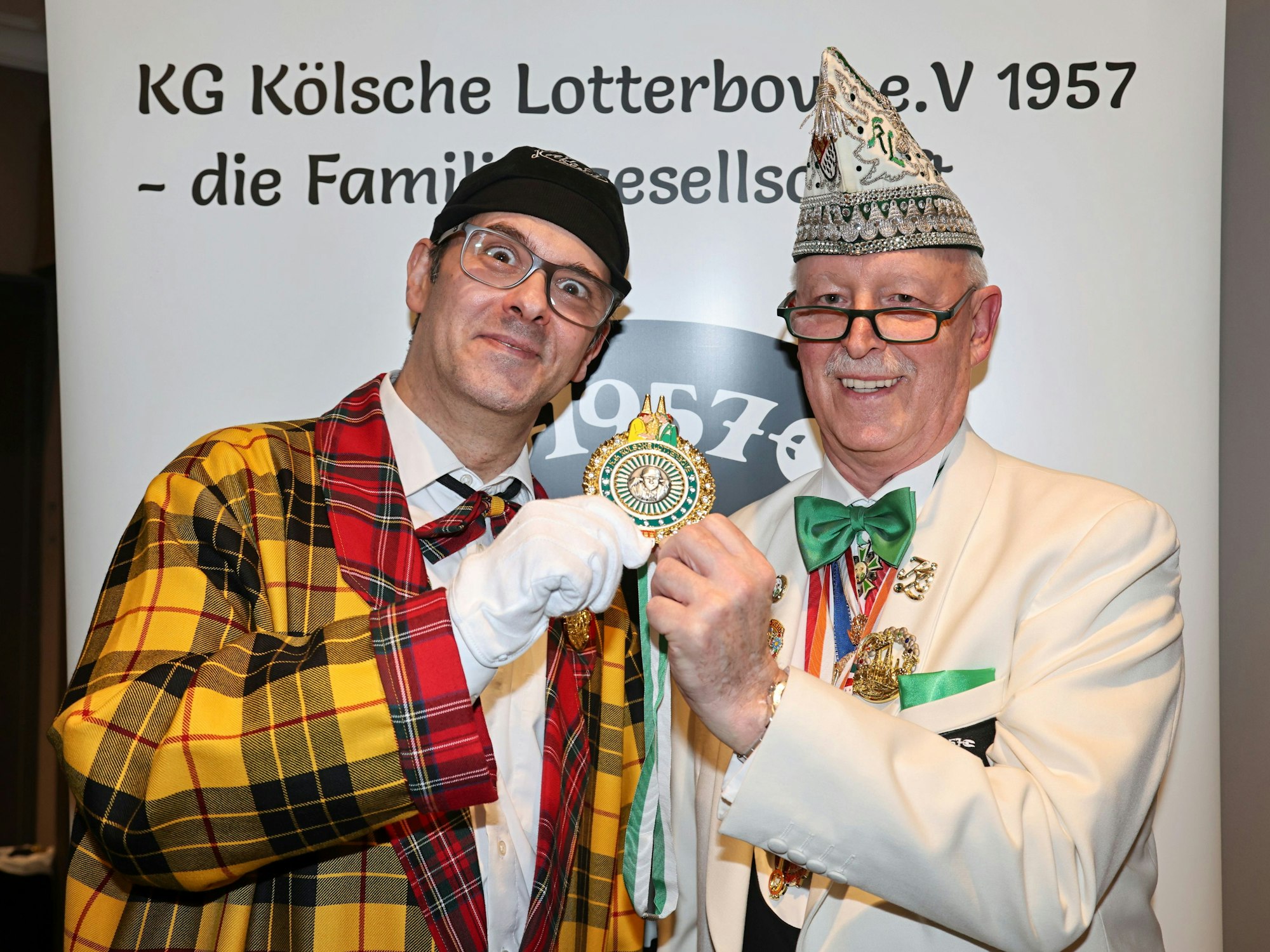 Marc Metzger erhält einen Orden von Hans-Günter Mies.