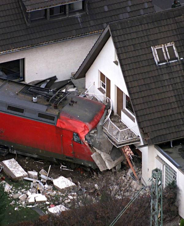 Am 6. Februar 2000 entgleiste in Brühl ein Schnellzug, stürzte einen Hang herunter und kam erst in einem Einfamilienhaus zum Stehen.
