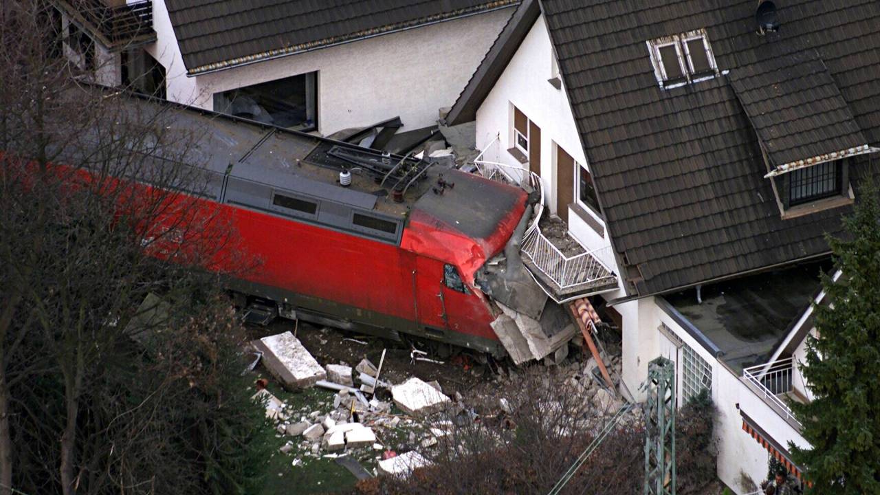 Am 6. Februar 2000 entgleiste in Brühl ein Schnellzug, stürzte einen Hang herunter und kam erst in einem Einfamilienhaus zum Stehen.