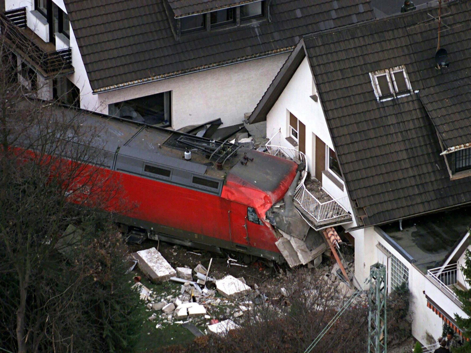 Am 6. Februar 2000 entgleiste in Brühl ein Schnellzug, stürzte einen Hang herunter und kam erst in einem Einfamilienhaus zum Stehen.