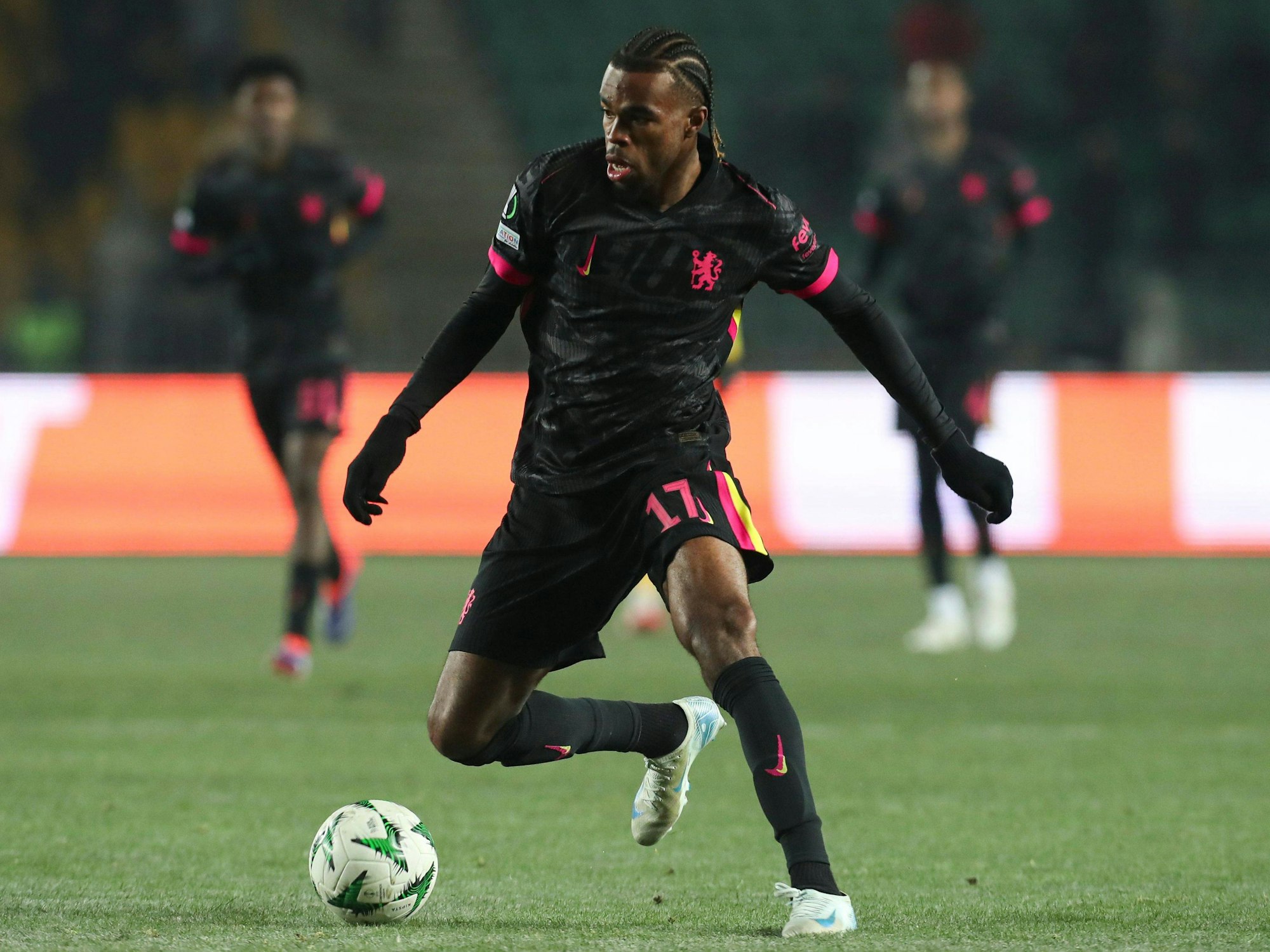 Carney Chukwuemeka mit Ball in Aktion.