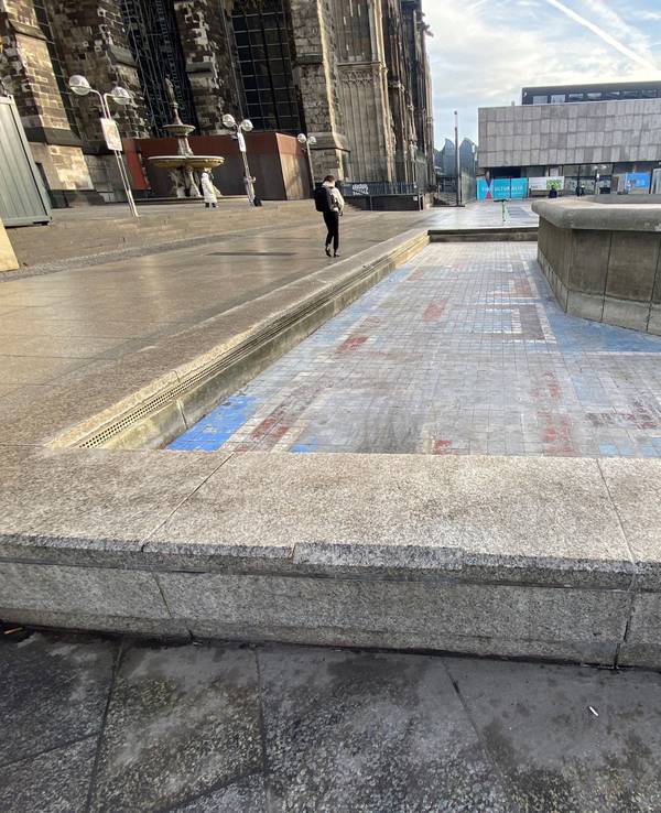 Der Brunnen am Kölner Dom ist aktuell außer Betrieb (Archivfoto).