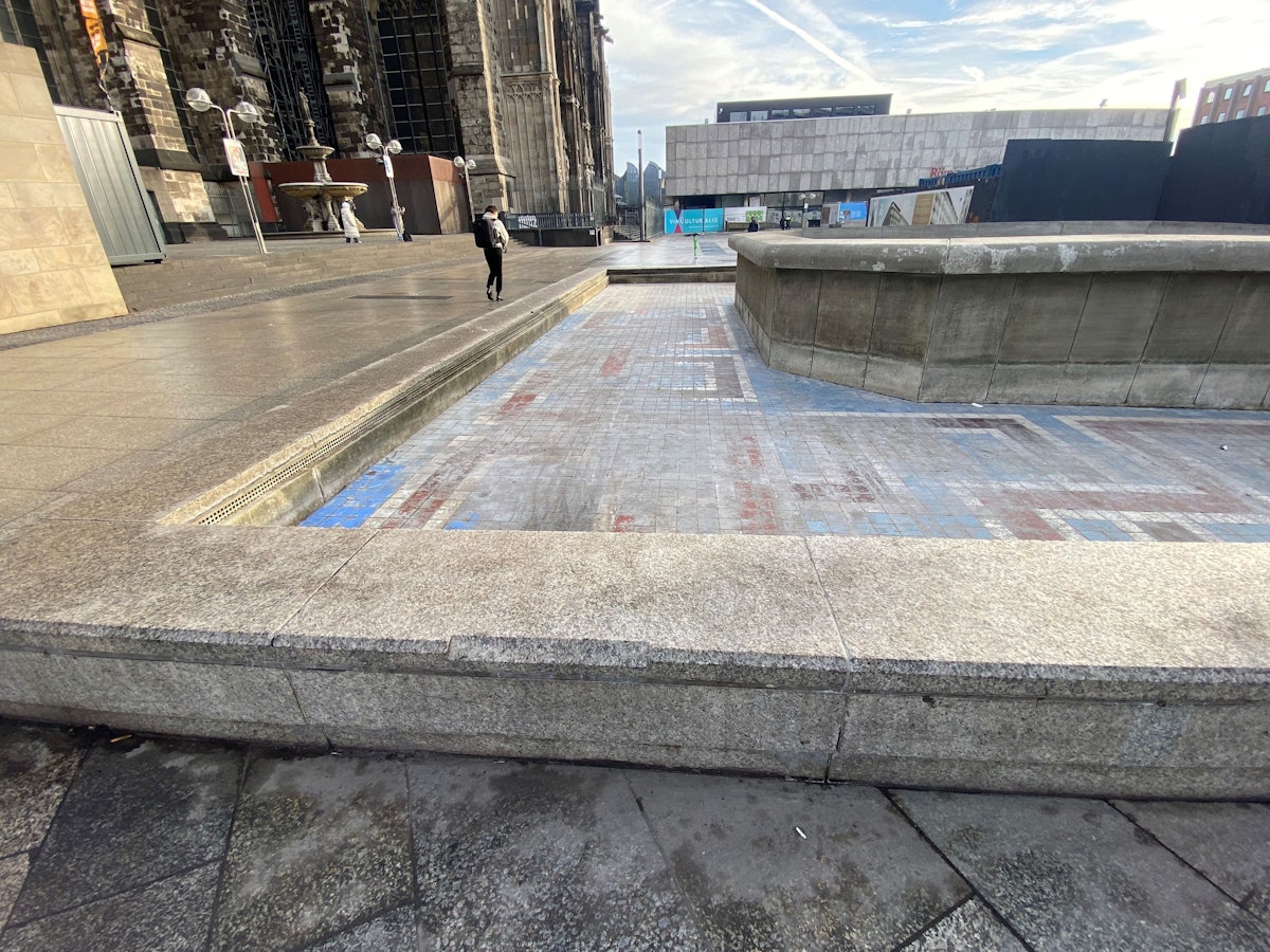 Der Brunnen am Kölner Dom ist aktuell außer Betrieb (Archivfoto).
