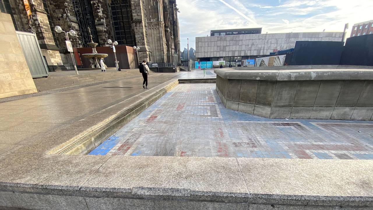 Der Brunnen am Kölner Dom ist aktuell außer Betrieb (Archivfoto).