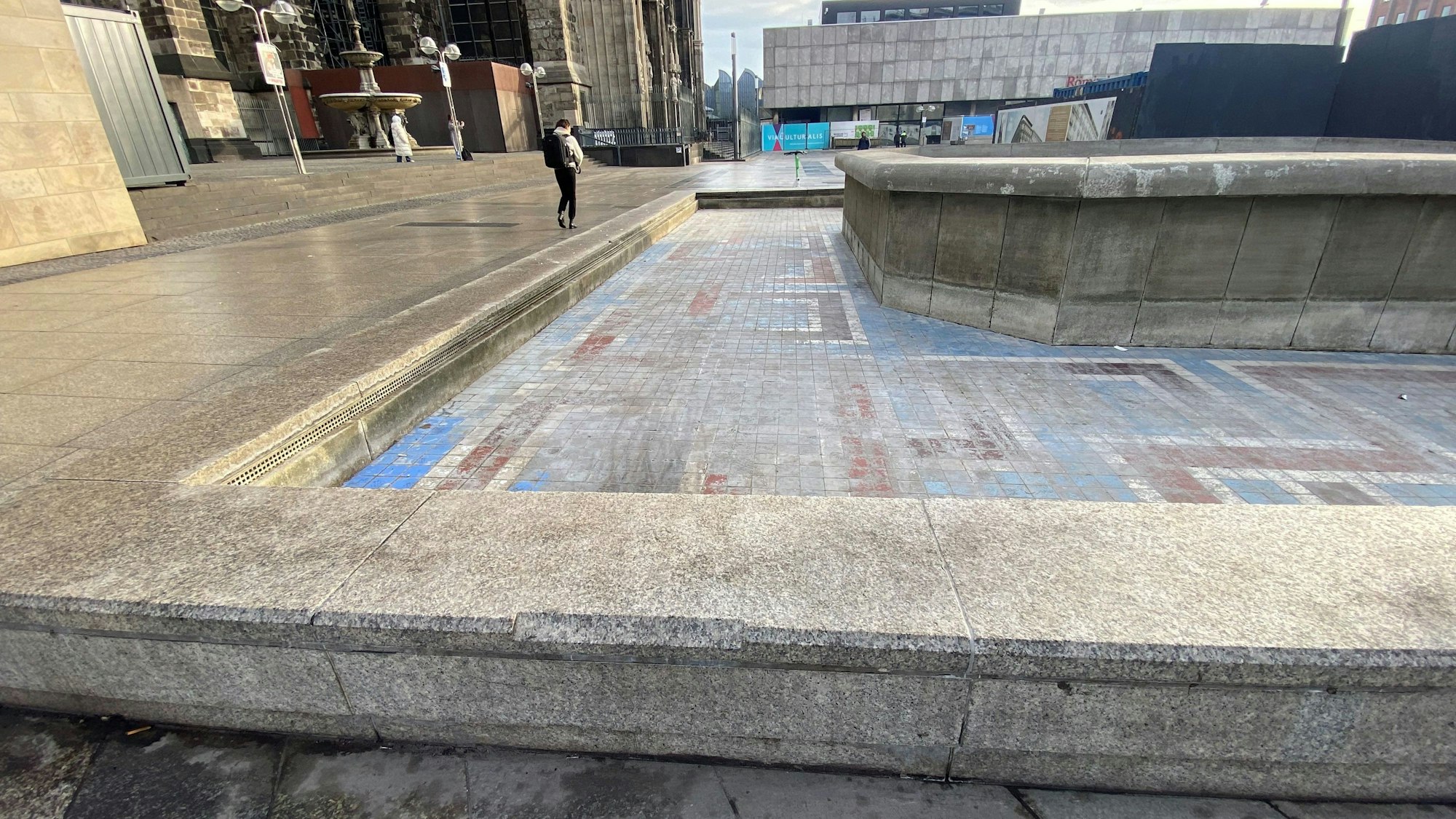 Der Brunnen am Kölner Dom ist aktuell außer Betrieb (Archivfoto).