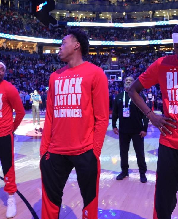 Laute Wut in der NBA: Buh-Rufe waren etwa in Toronto bei der Basketball-Partie der Raptors gegen die Los Angeles Clippers zu hören. Die Toronto Raptors-Forwards Bruce Brown (v.l.), Scottie Barnes und Chris Boucher tragen T-Shirts mit der Aufschrift „Built by black history, elevated by black voices“.
