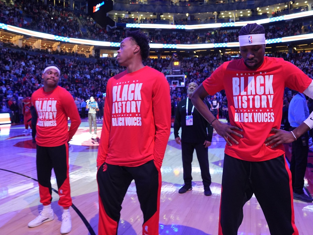 Laute Wut in der NBA: Buh-Rufe waren etwa in Toronto bei der Basketball-Partie der Raptors gegen die Los Angeles Clippers zu hören. Die Toronto Raptors-Forwards Bruce Brown (v.l.), Scottie Barnes und Chris Boucher tragen T-Shirts mit der Aufschrift „Built by black history, elevated by black voices“.