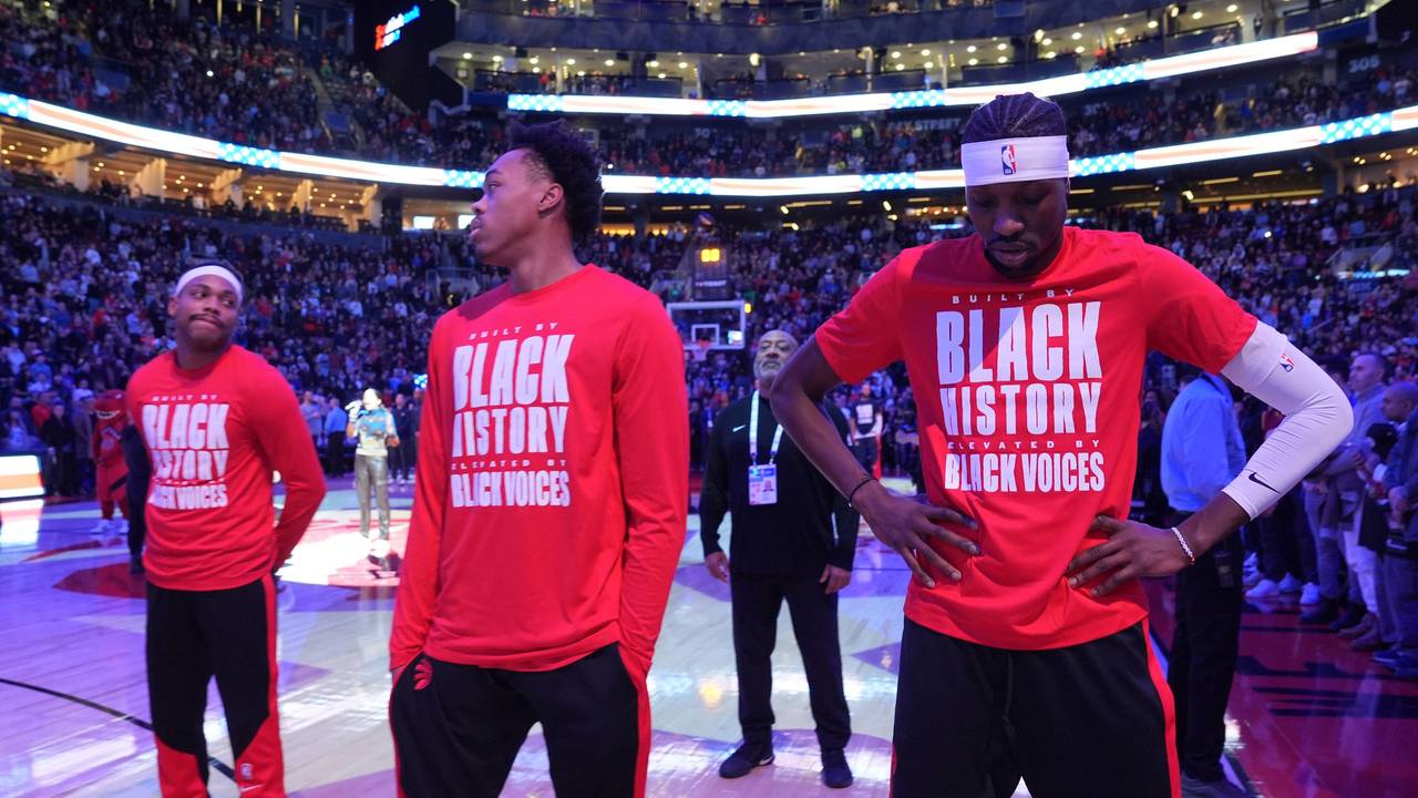 Laute Wut in der NBA: Buh-Rufe waren etwa in Toronto bei der Basketball-Partie der Raptors gegen die Los Angeles Clippers zu hören. Die Toronto Raptors-Forwards Bruce Brown (v.l.), Scottie Barnes und Chris Boucher tragen T-Shirts mit der Aufschrift „Built by black history, elevated by black voices“.