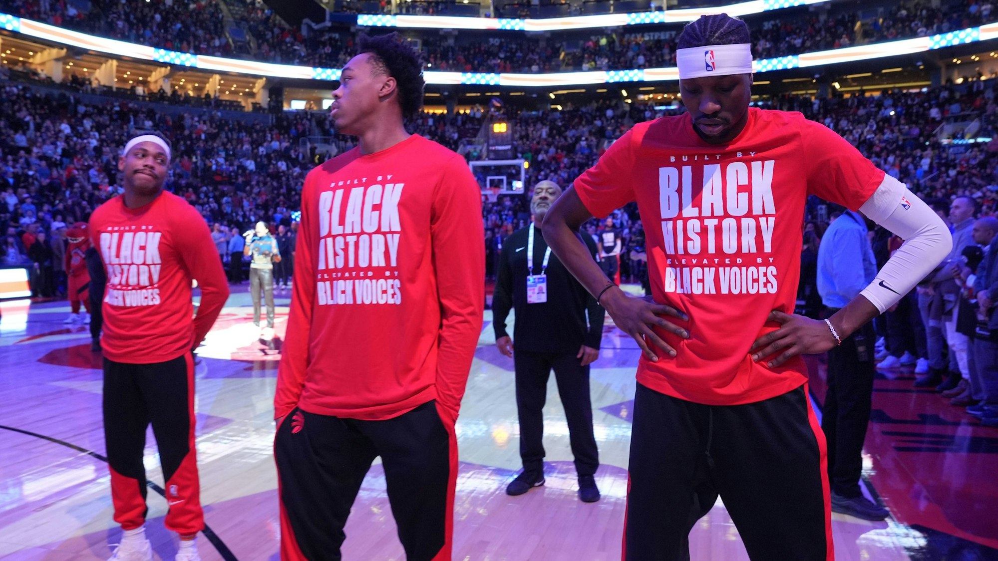 Laute Wut in der NBA: Buh-Rufe waren etwa in Toronto bei der Basketball-Partie der Raptors gegen die Los Angeles Clippers zu hören. Die Toronto Raptors-Forwards Bruce Brown (v.l.), Scottie Barnes und Chris Boucher tragen T-Shirts mit der Aufschrift „Built by black history, elevated by black voices“.