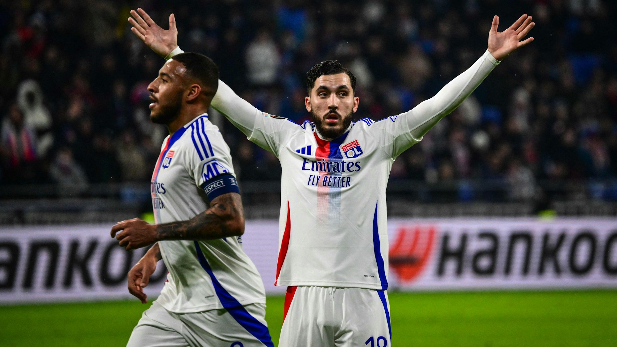 Rayan Cherki reklamiert beim Spiel von Olympique Lyon gegen Ludogorets Razgrad in der Europa League.