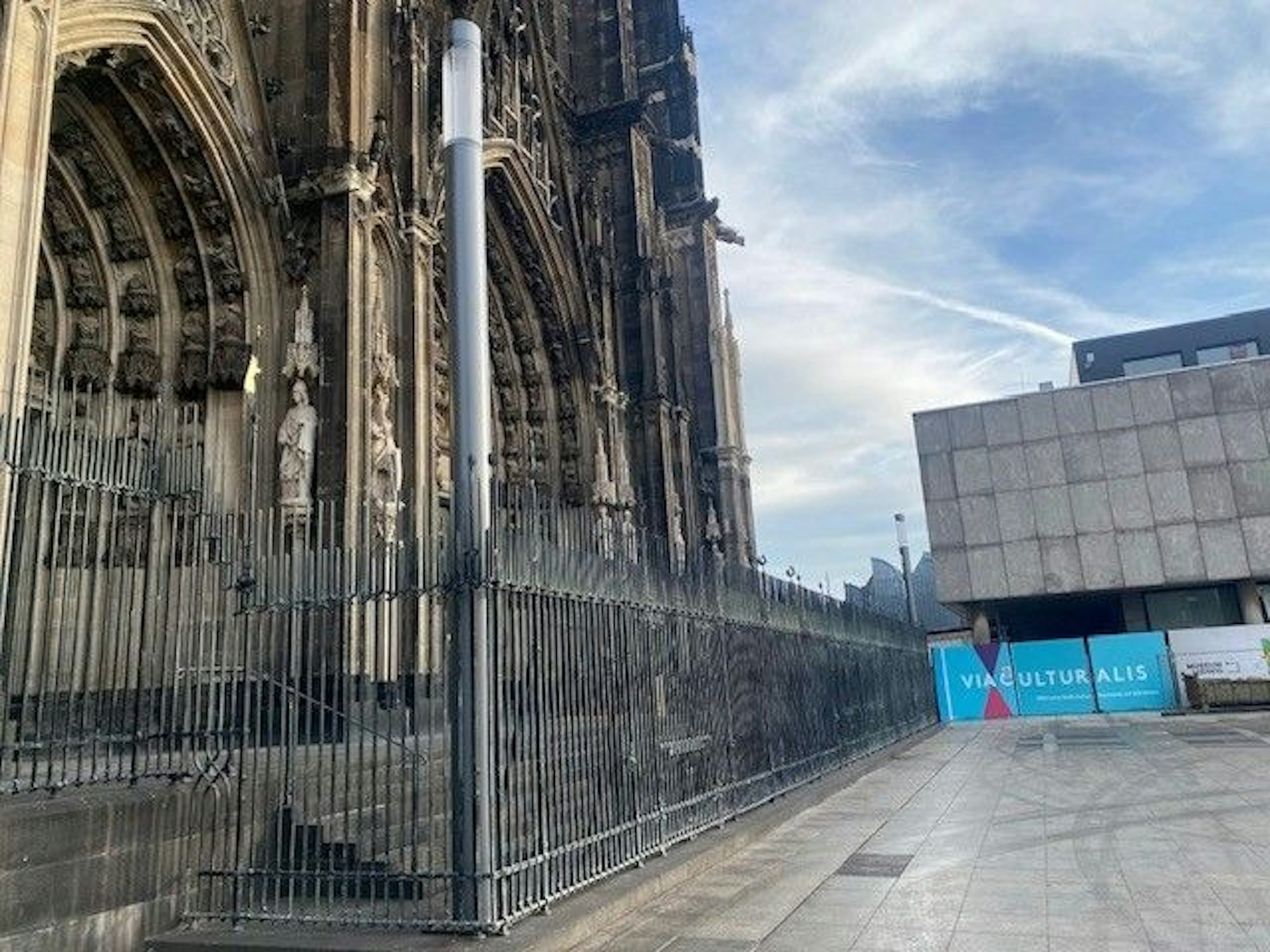 An der Südseite des Doms sind zwei der neuen Lichtstelen bereits angebracht.