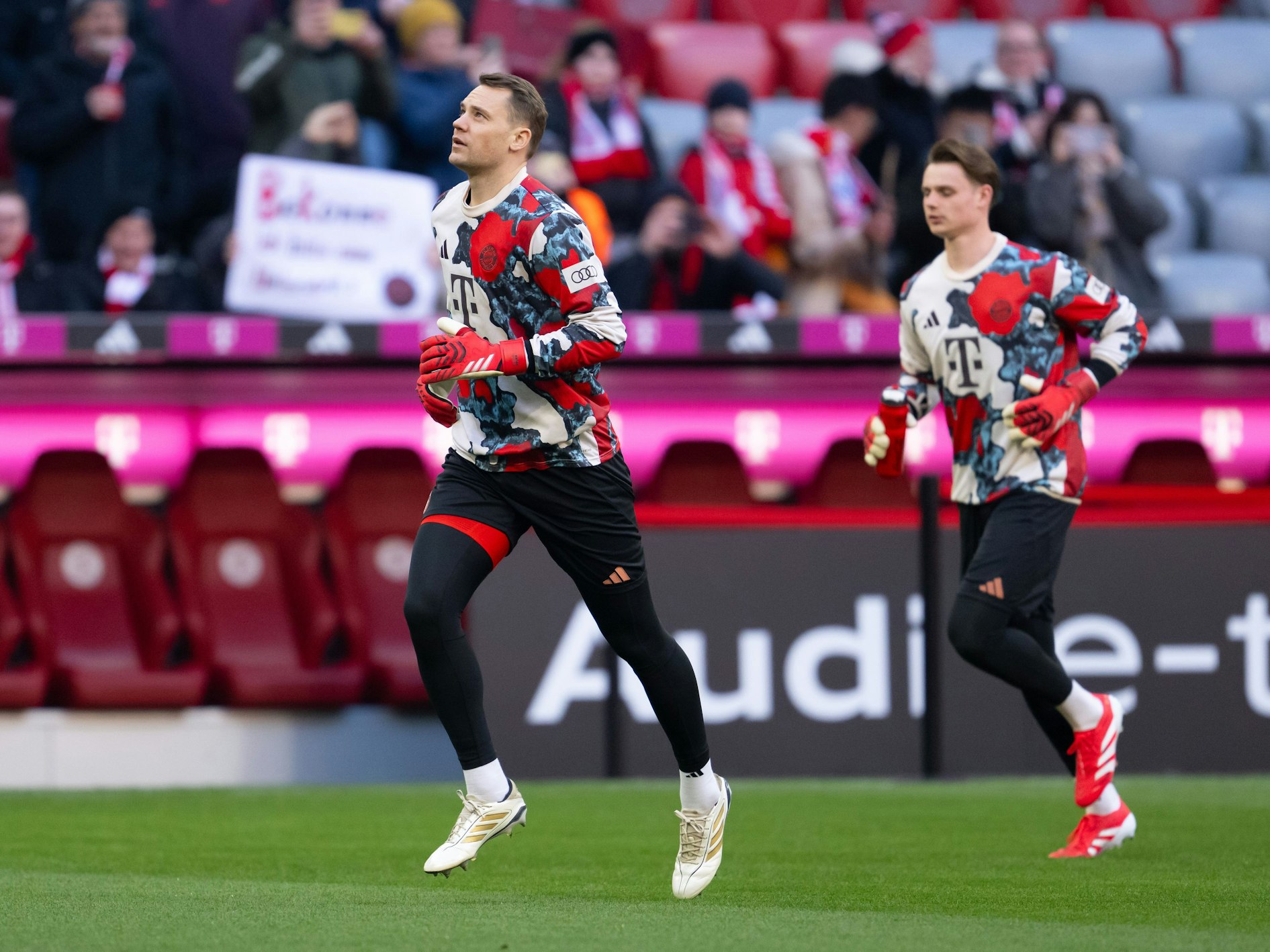 Manuel Neuer (l.) und Jonas Urbig von München wärmen sich auf.