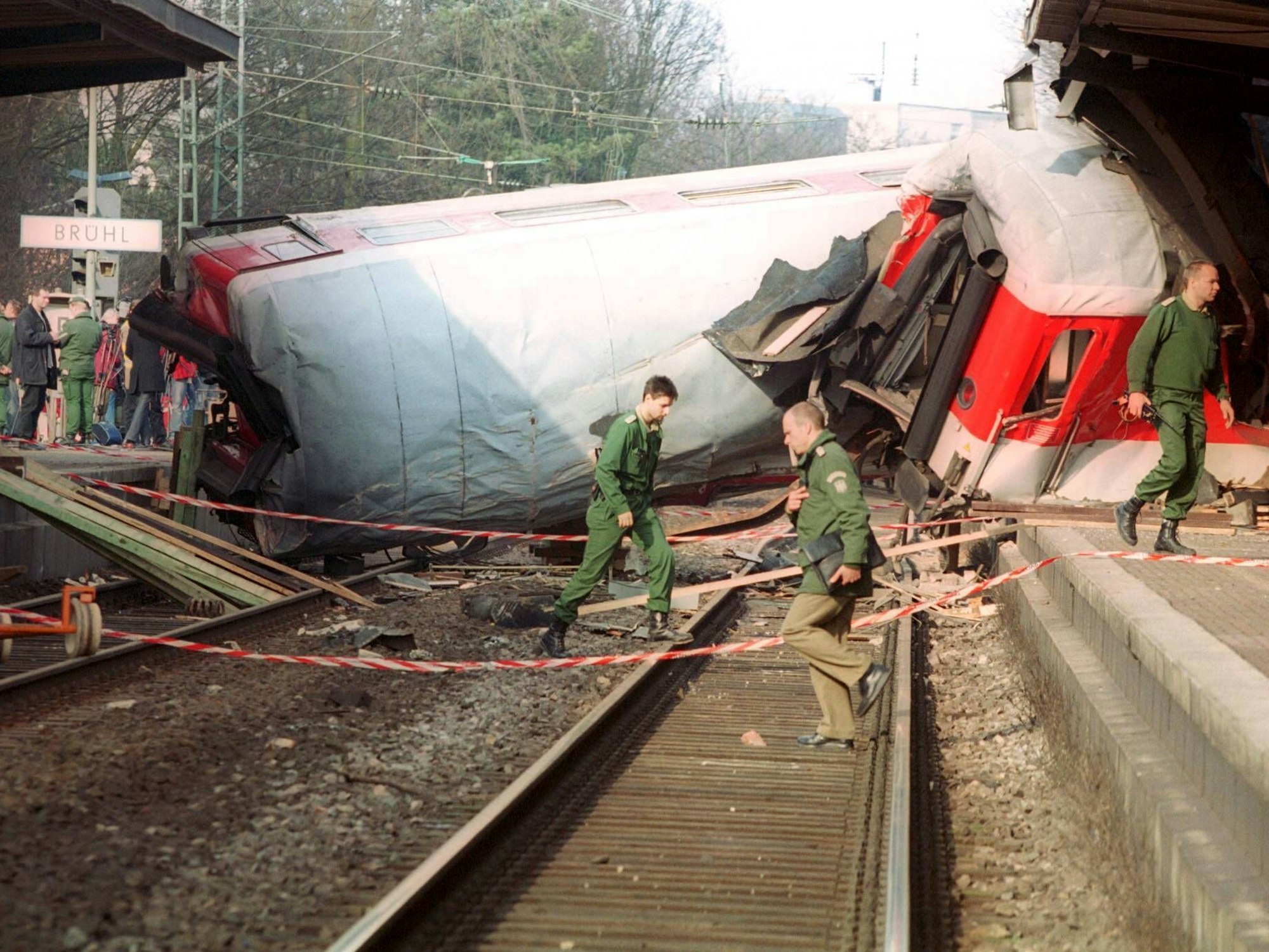 Einsatzkräfte beim umgestürzten Waggon im Bahnhof von Brühl
