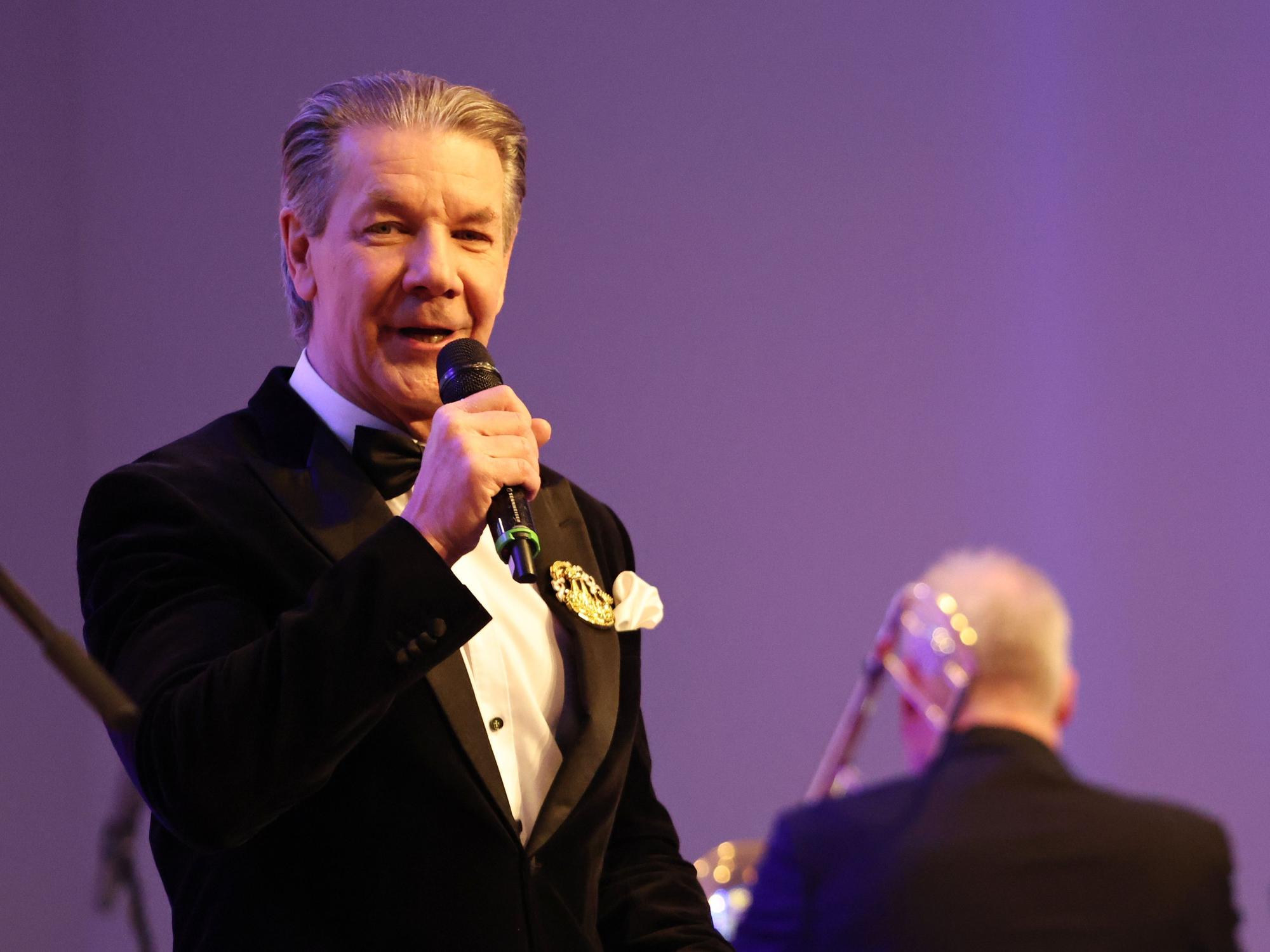 Sänger Norbert Conrads steht auf der Bühne.