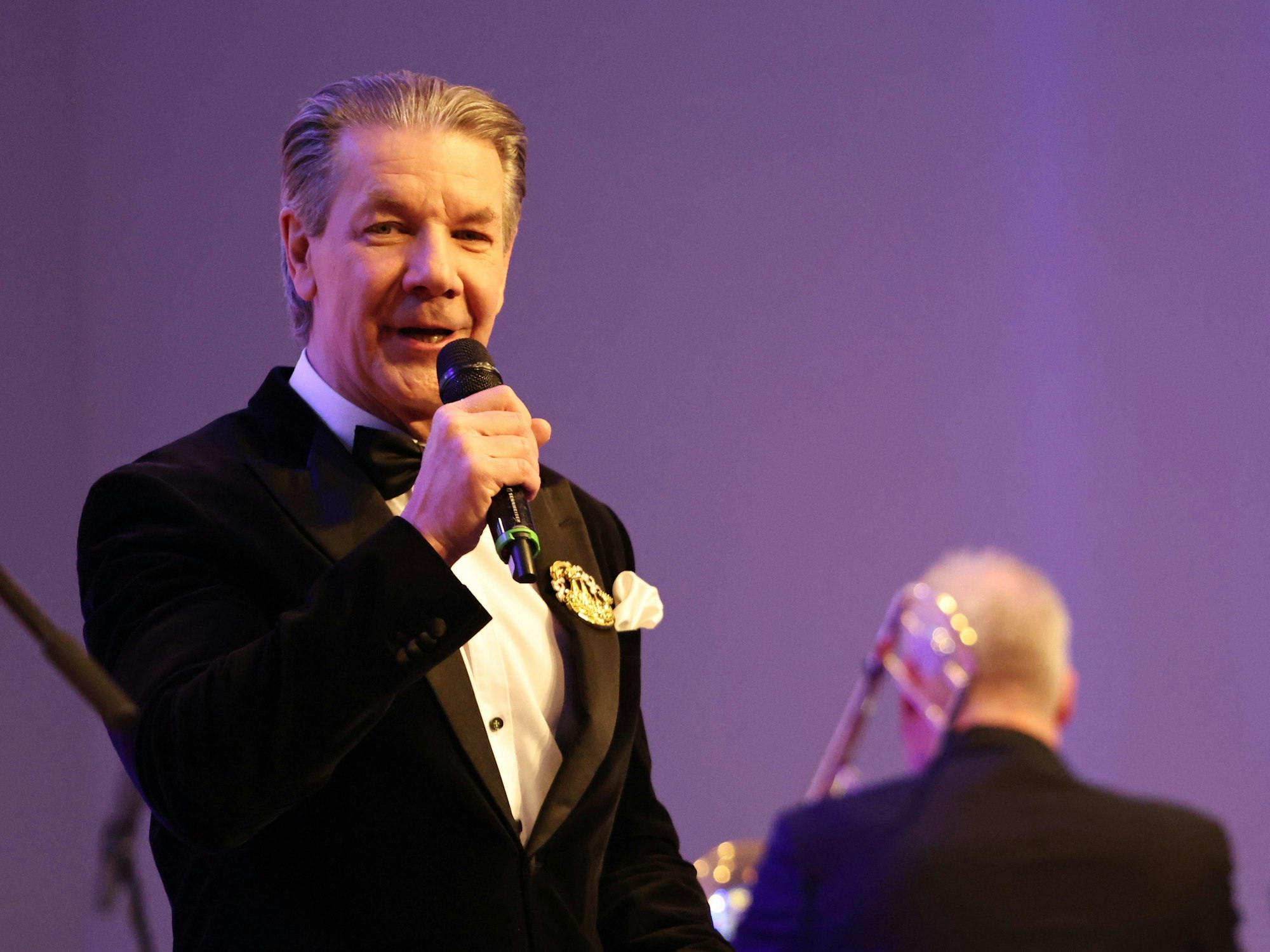 Sänger Norbert Conrads steht auf der Bühne.