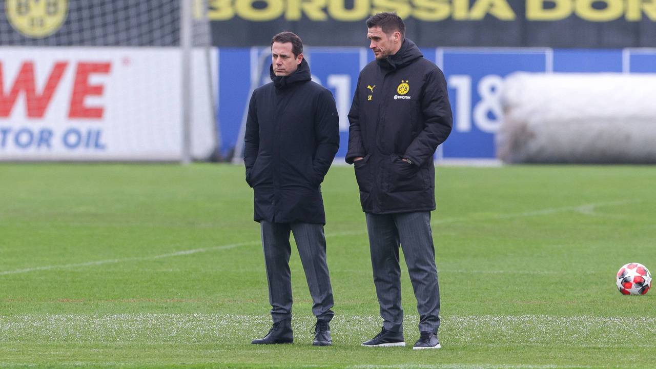 Lars Ricken und Sebastian Kehl stehen bei Borussia Dortmund auf dem Trainingsplatz.