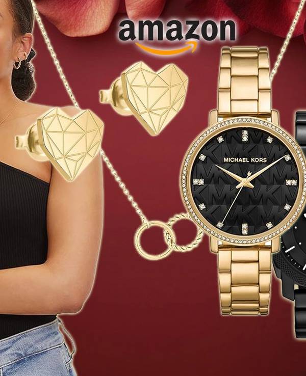 Schmuckartikel wie eine Michael Kors Uhr, Liebeskind Ohrringe, Tamaris Kette, Tommy Hilfiger Armband und mehr sind vor einem bordeaux roten Hintergrund angeordnet.