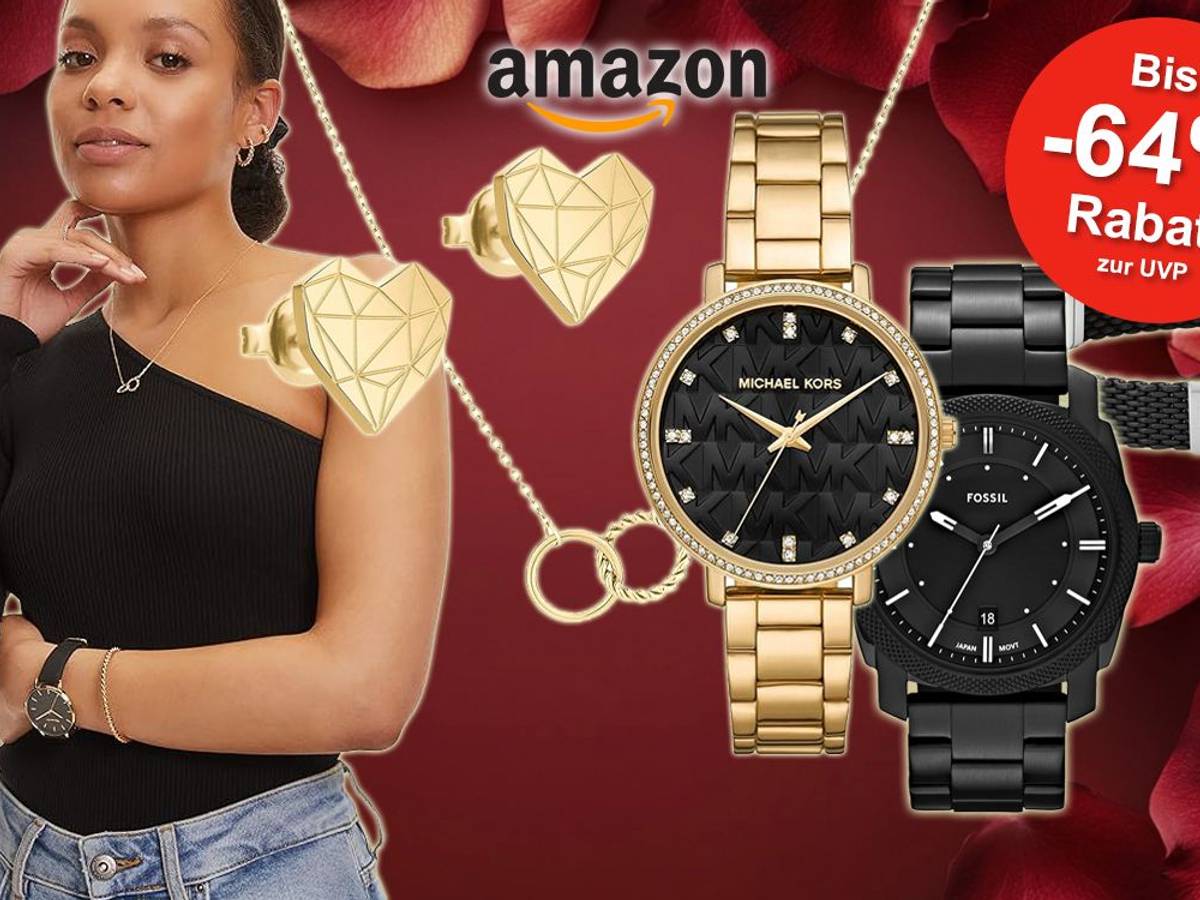 Schmuckartikel wie eine Michael Kors Uhr, Liebeskind Ohrringe, Tamaris Kette, Tommy Hilfiger Armband und mehr sind vor einem bordeaux roten Hintergrund angeordnet.