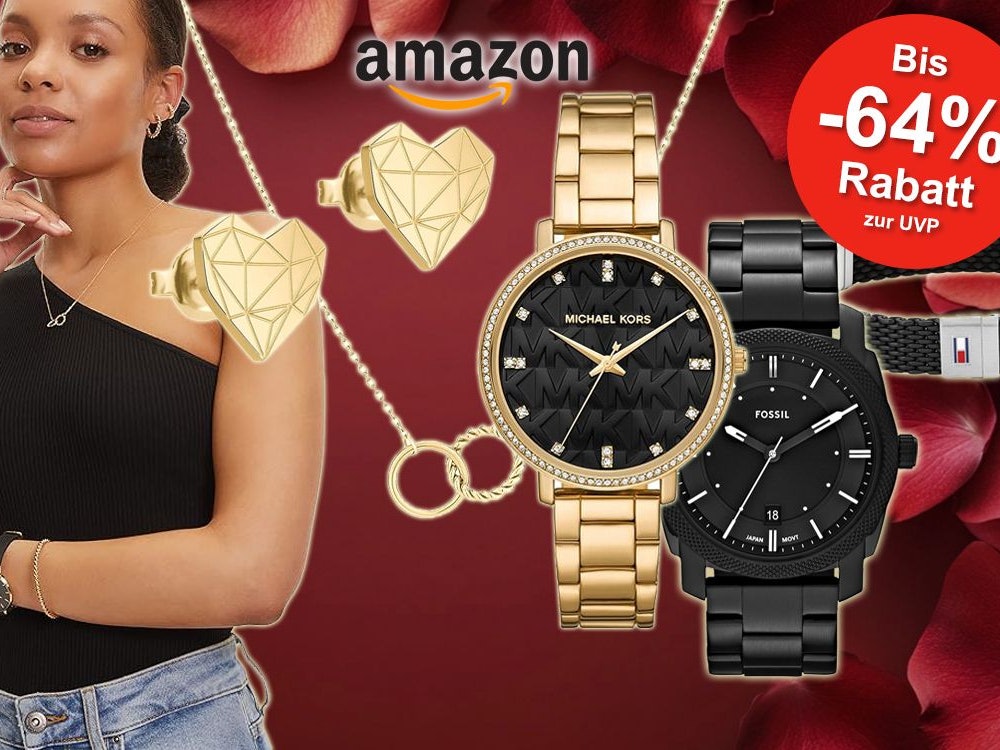 Schmuckartikel wie eine Michael Kors Uhr, Liebeskind Ohrringe, Tamaris Kette, Tommy Hilfiger Armband und mehr sind vor einem bordeaux roten Hintergrund angeordnet.