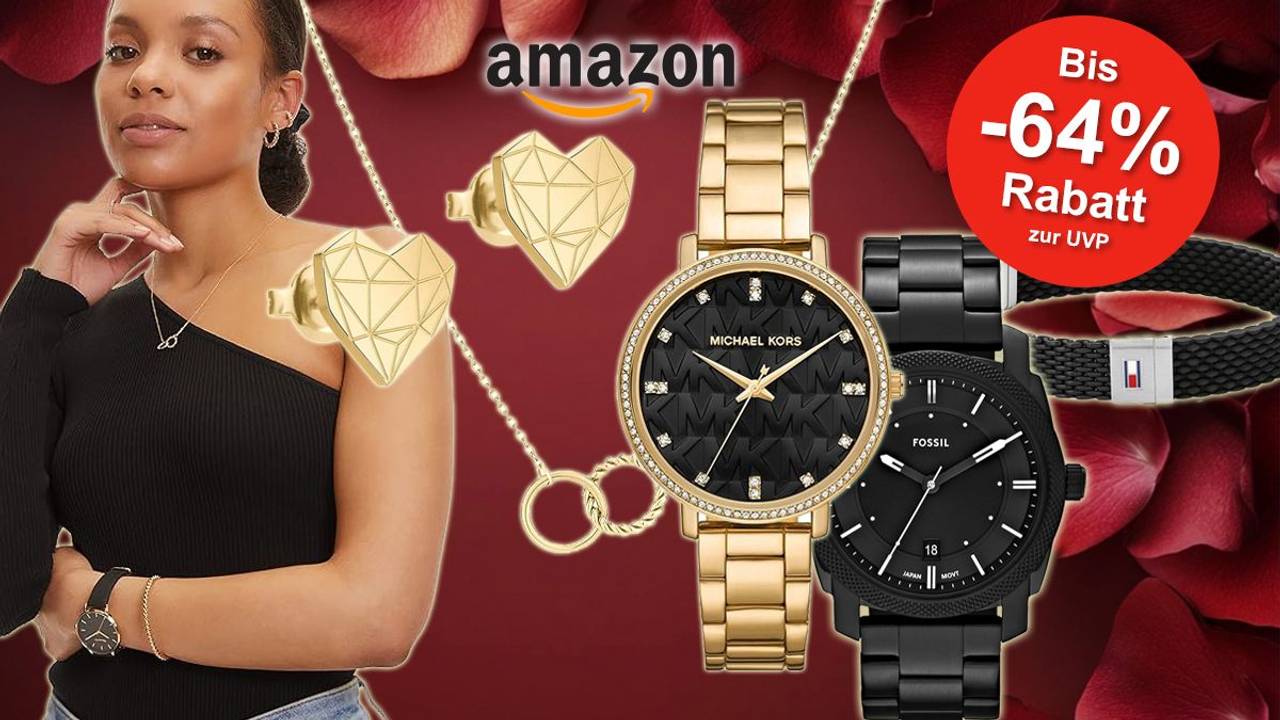 Schmuckartikel wie eine Michael Kors Uhr, Liebeskind Ohrringe, Tamaris Kette, Tommy Hilfiger Armband und mehr sind vor einem bordeaux roten Hintergrund angeordnet.