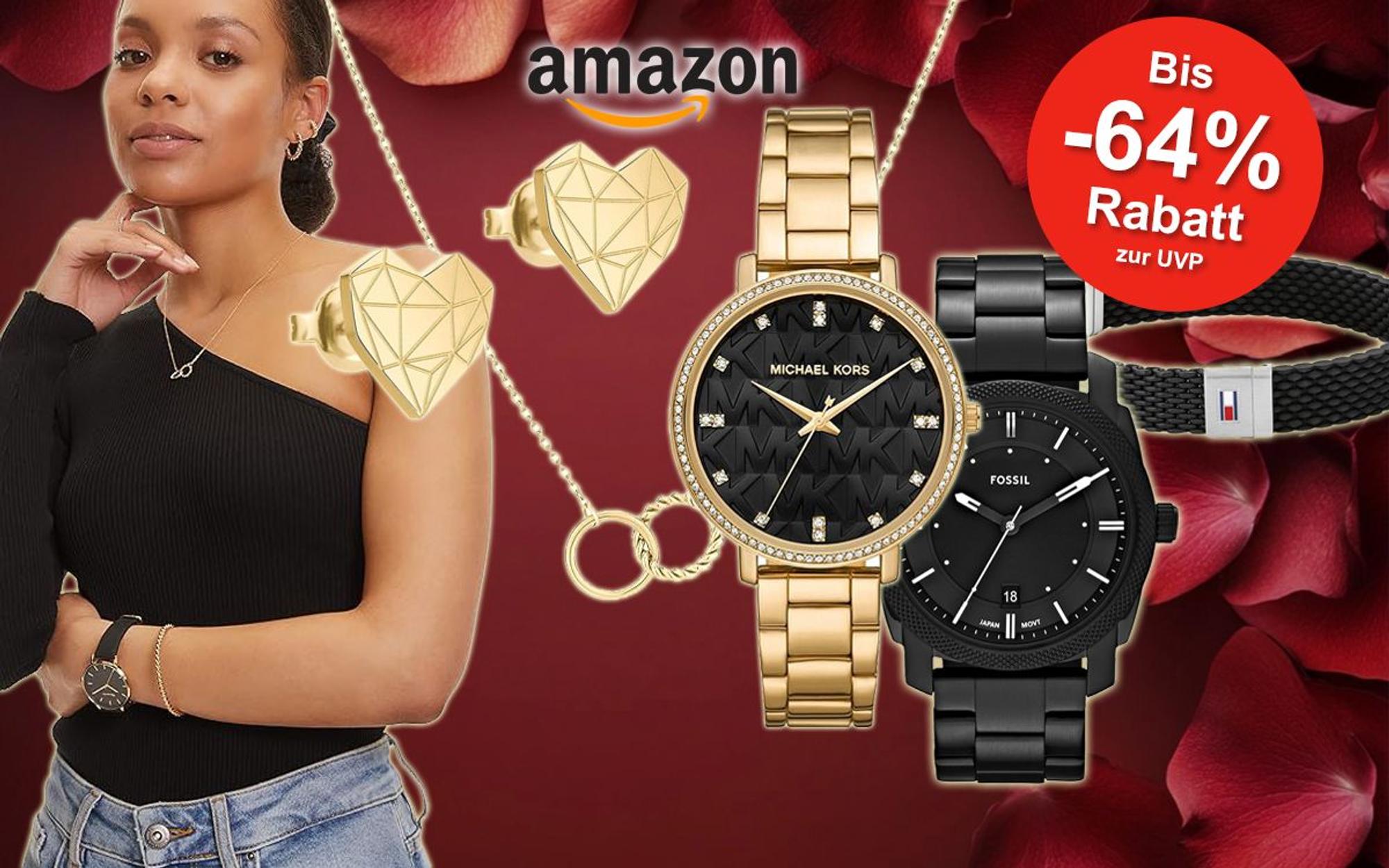 Schmuckartikel wie eine Michael Kors Uhr, Liebeskind Ohrringe, Tamaris Kette, Tommy Hilfiger Armband und mehr sind vor einem bordeaux roten Hintergrund angeordnet.