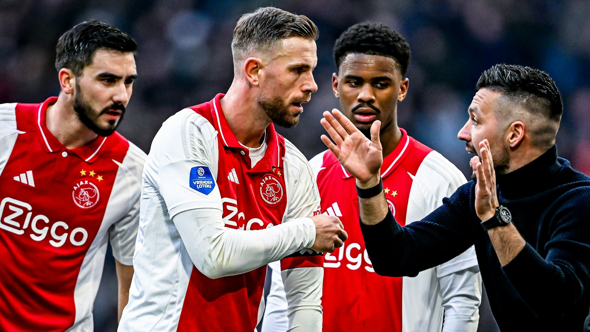 Jordan Henderson holt sich Anweisungen bei Trainer Francesco Farioli ab.