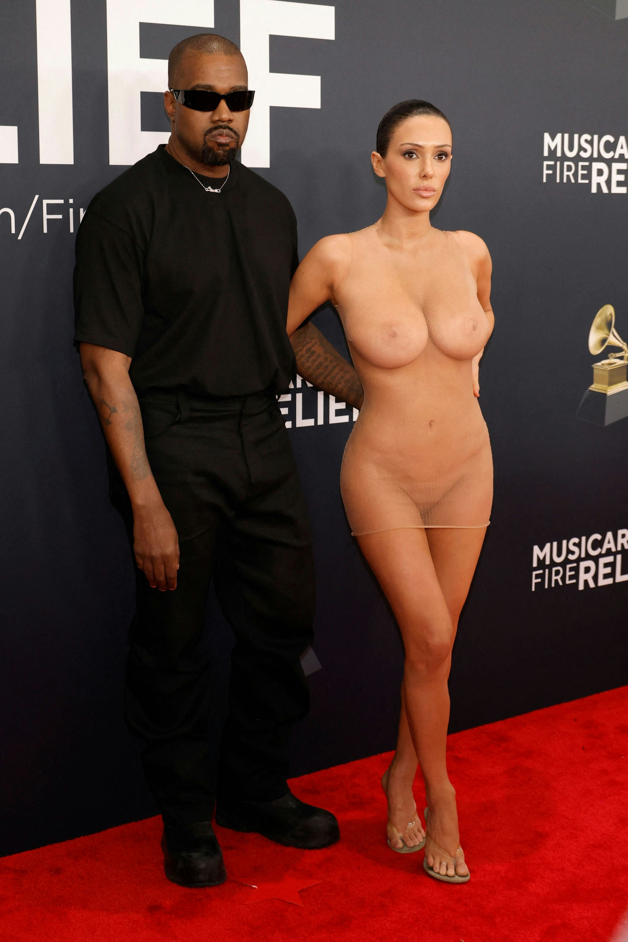 Mit einem transparenten Kleid, das sie fast nackt aussehen lässt, erscheint Bianca Censori bei den Grammy-Awards.