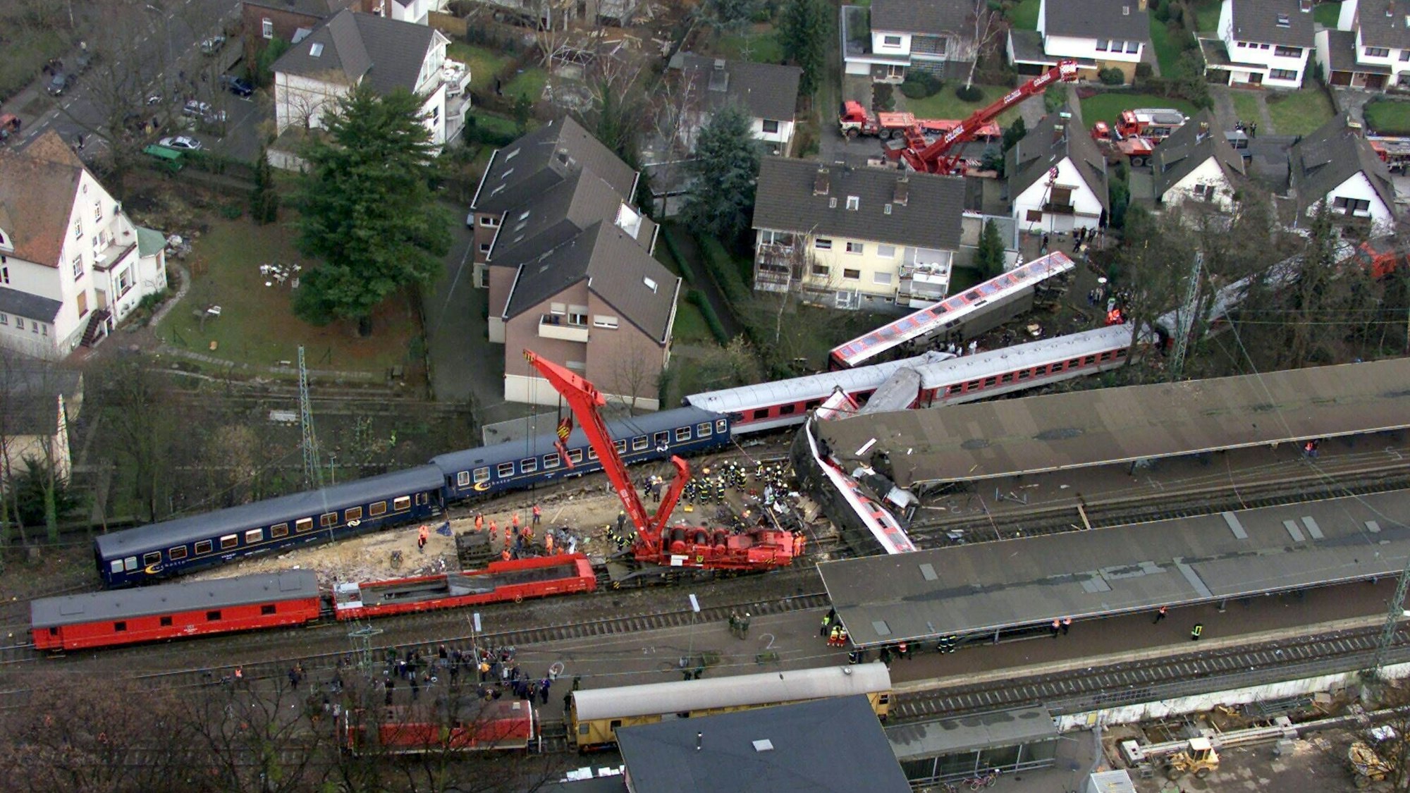 Am 6. Februar 2000 entgleiste in Brühl ein Schnellzug, stürzte einen Hang herunter und kam erst in einem Einfamilienhaus zum Stehen.