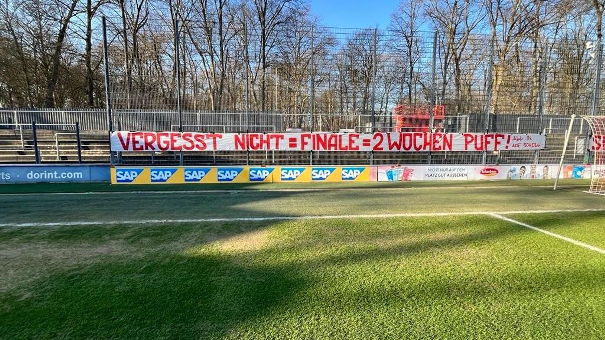 Eines der Fan-Banner am Geißbockheim beim FC-Training.