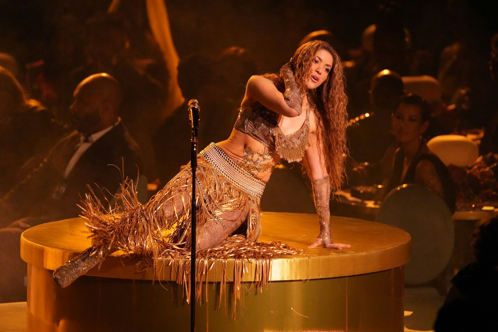 Shakira performt ein Medley während der 67. Grammy Awards.
