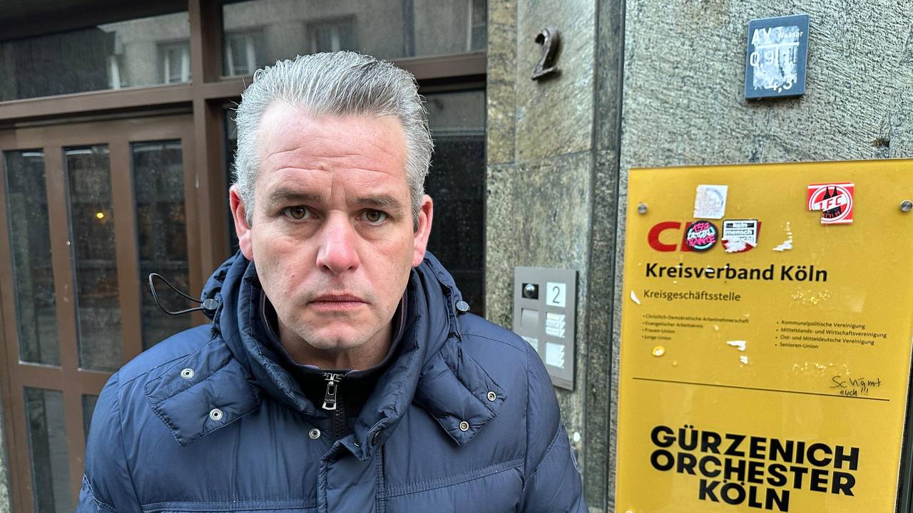 CDU-Geschäftsführer Bastian Ebel steht vor der Geschäftsstelle in der Kölner Altstadt.