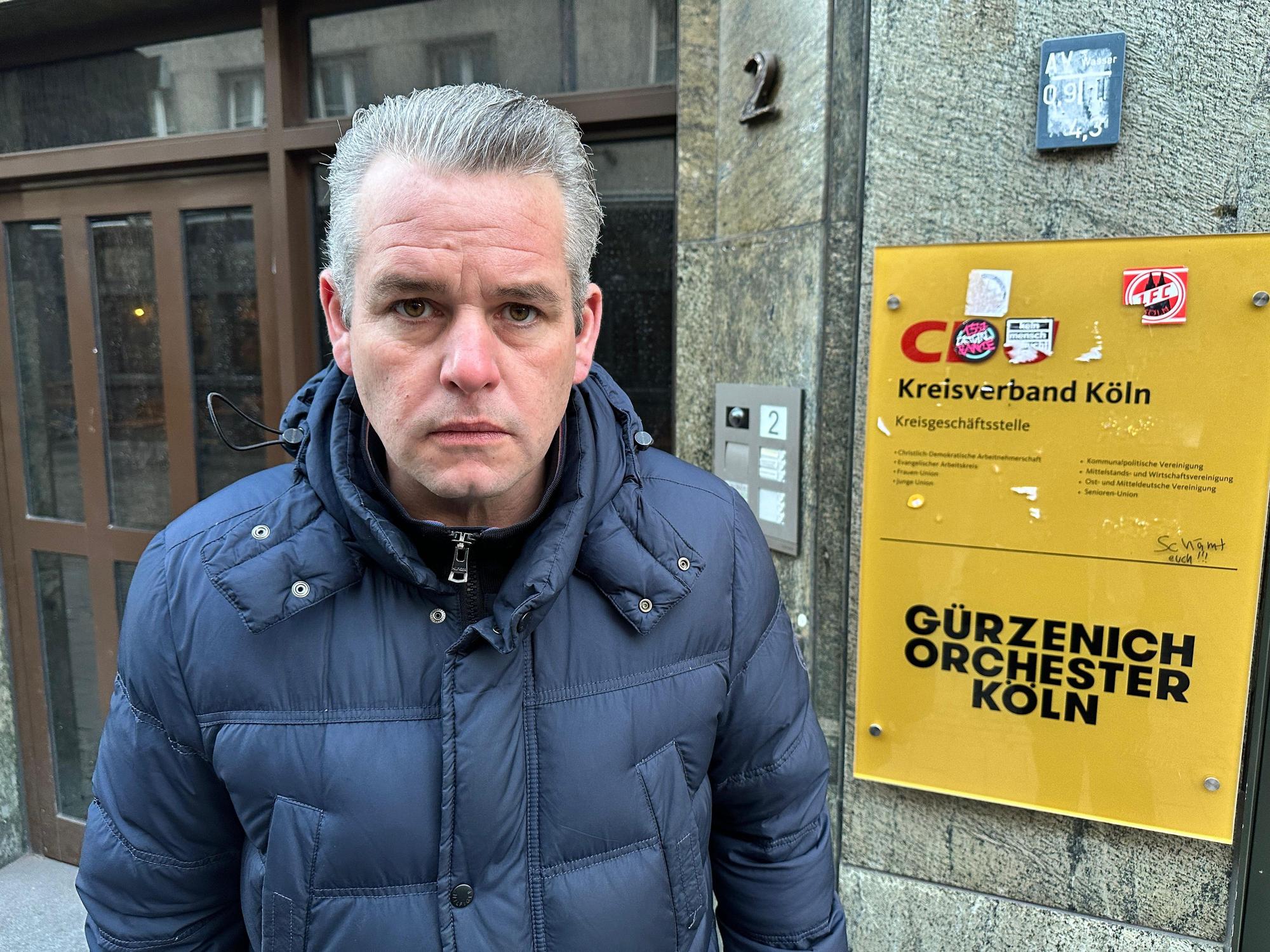 CDU-Geschäftsführer Bastian Ebel steht vor der Geschäftsstelle in der Kölner Altstadt.